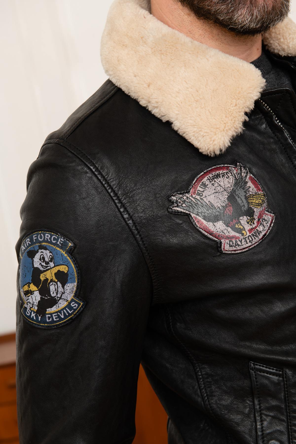 Pilot jacket with fur collar and US patches - Image n°8