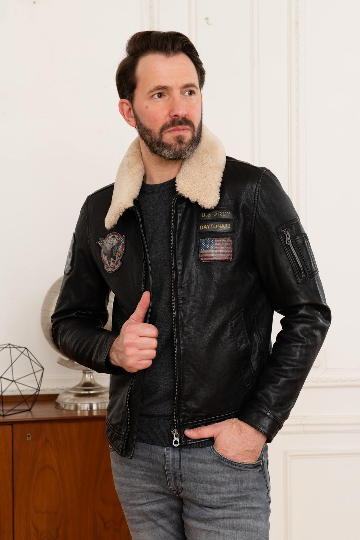 Pilot jacket with fur collar and US patches - Image n°3