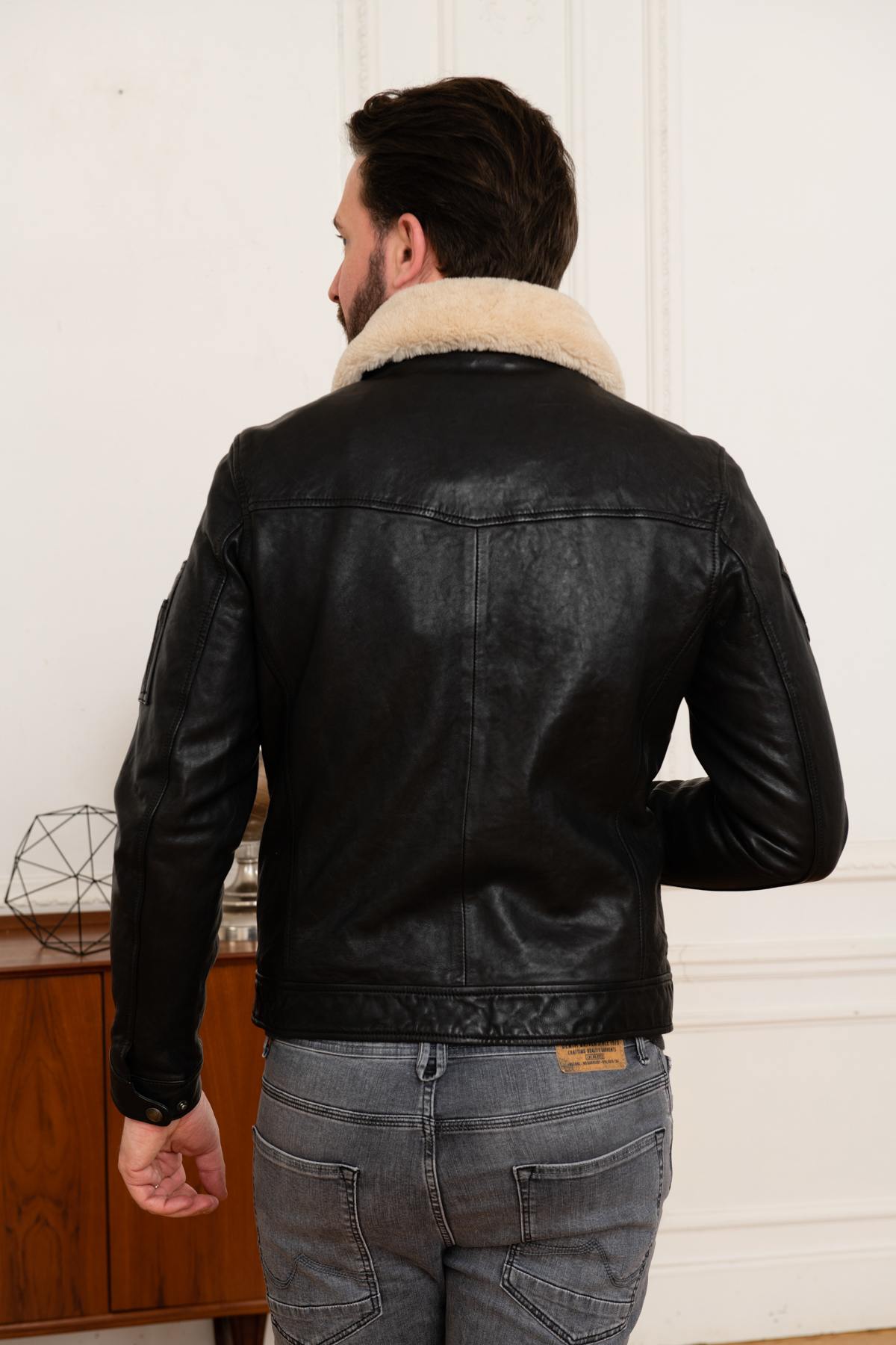 Pilot jacket with fur collar and US patches - Image n°5