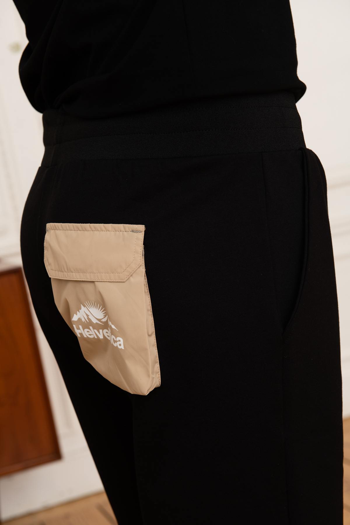 Black shorts with beige back pocket - Image n°3