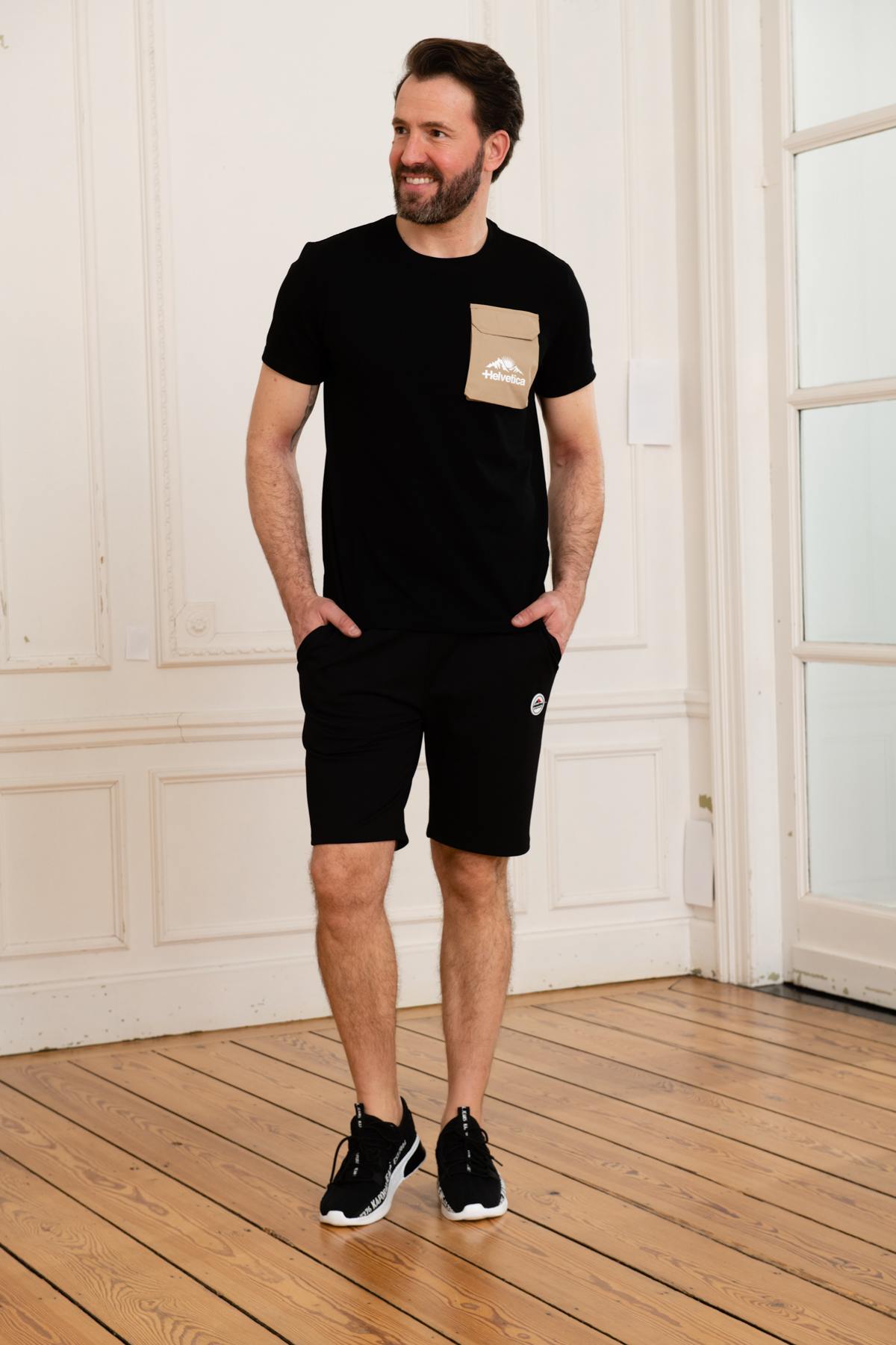 Black shorts with beige back pocket - Image n°4