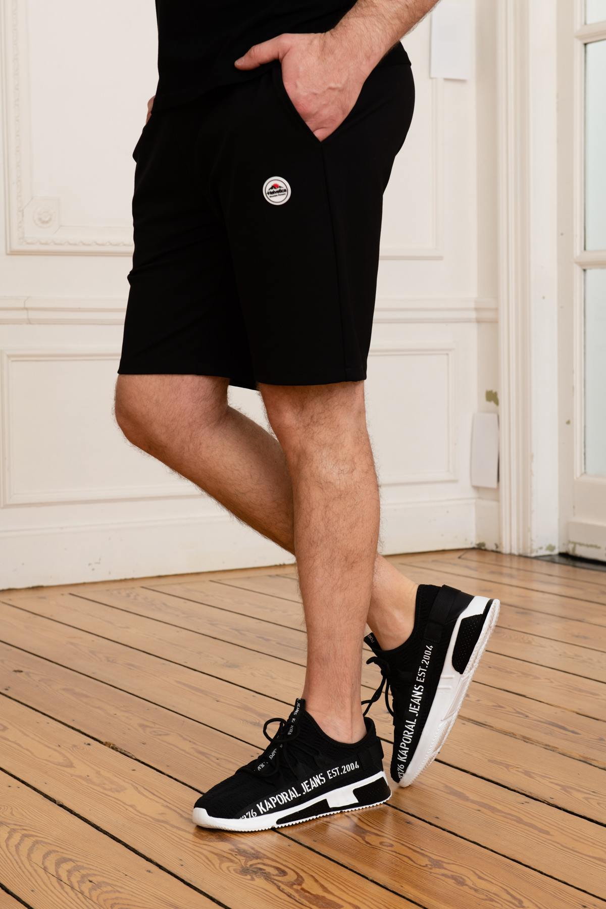 Black shorts with beige back pocket - Image n°1