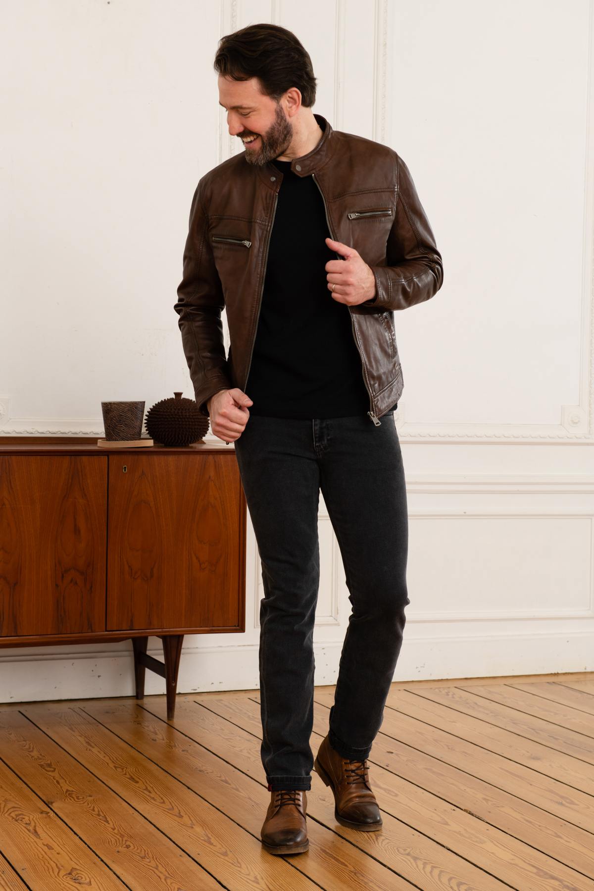 Brown leather jacket with mandarin collar - Image n°2