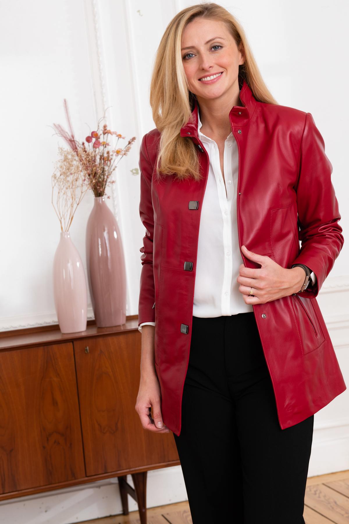 Elegant red leather coat - Image n°1