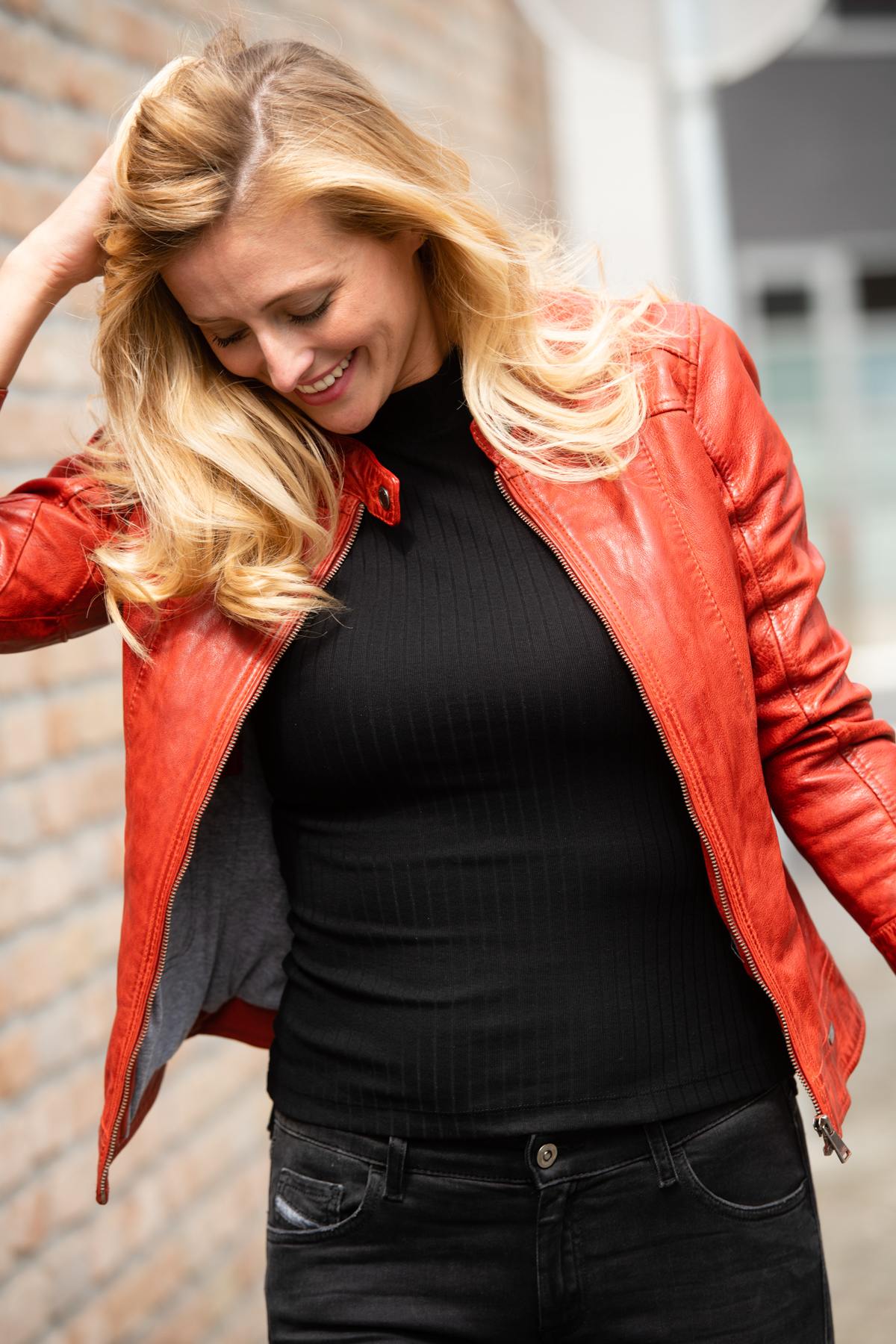 Women's red genuine leather jacket - Image n°1