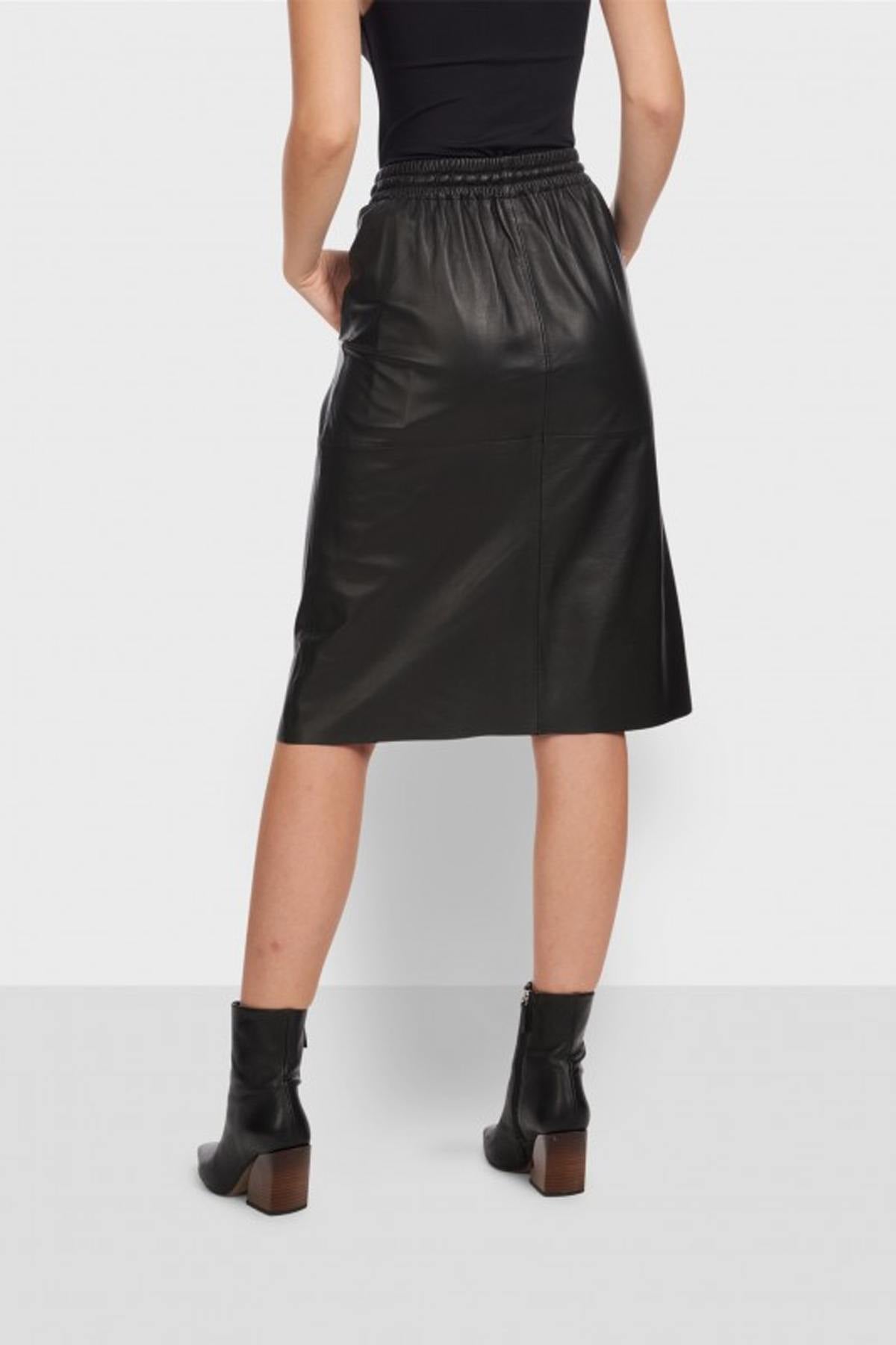 Mid-length straight skirt in black leather - Image n°3