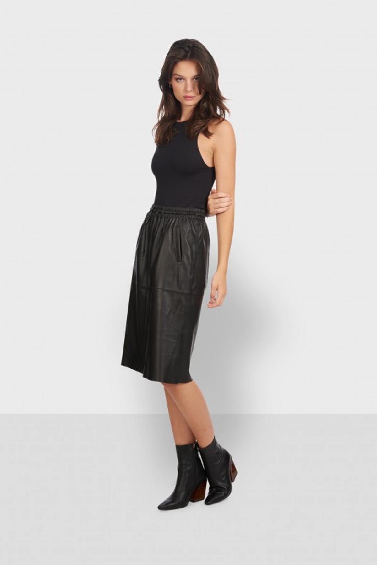 Mid-length straight skirt in black leather - Image n°5