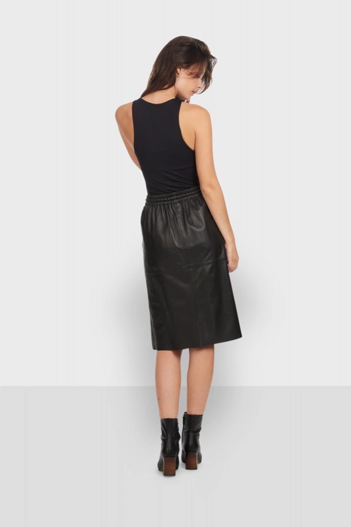 Mid-length straight skirt in black leather - Image n°4