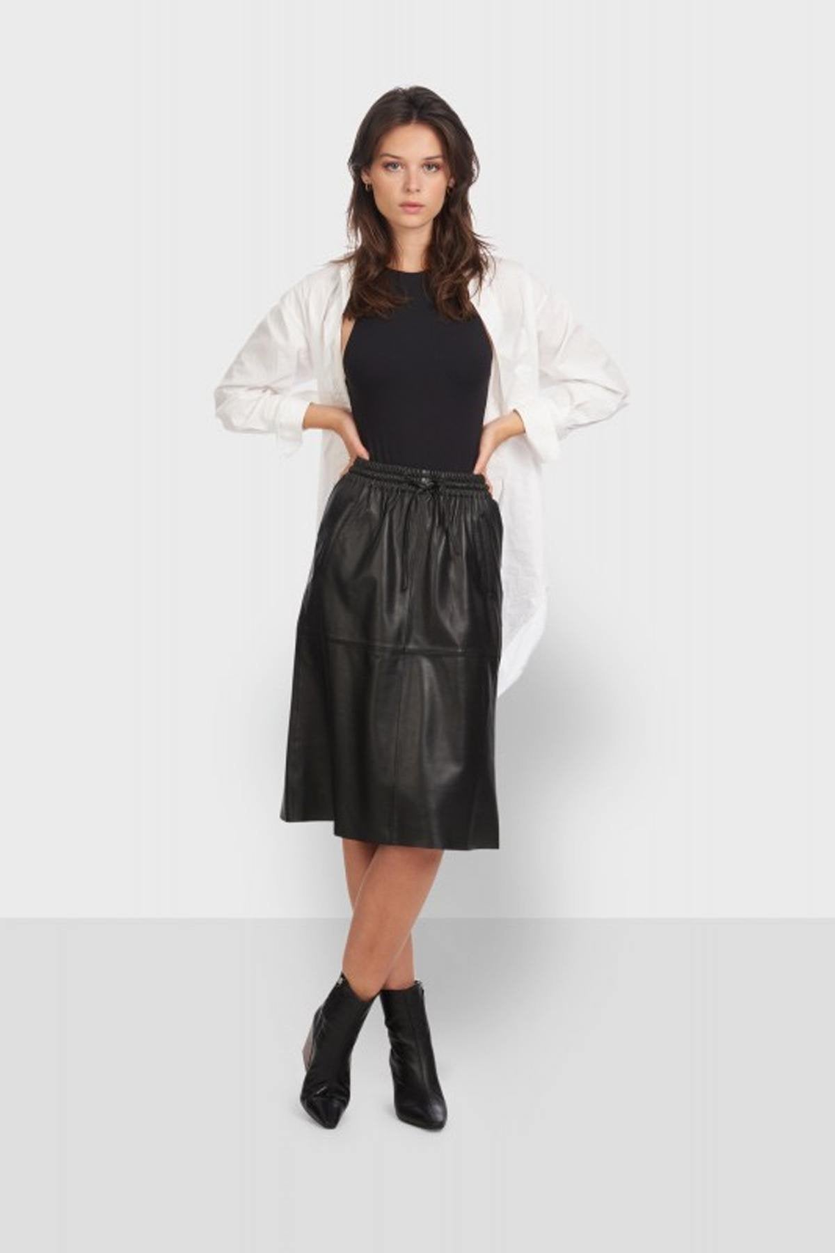 Mid-length straight skirt in black leather - Image n°6