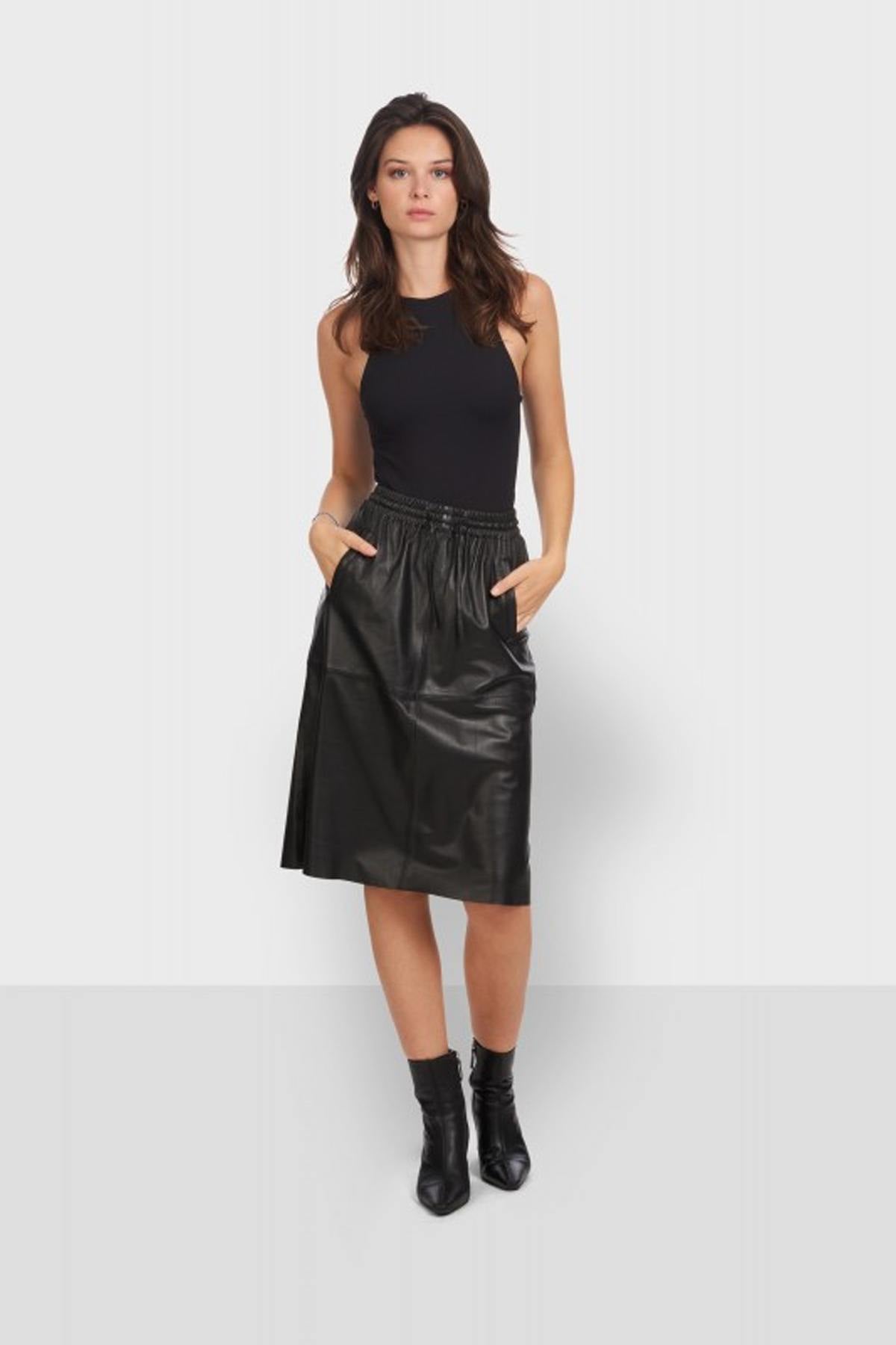 Mid-length straight skirt in black leather - Image n°2