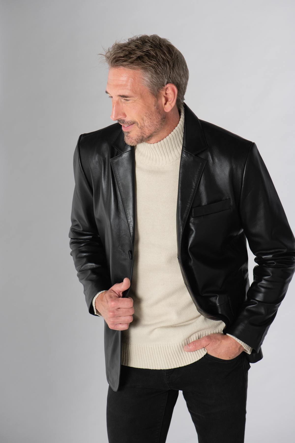 Elegant black leather blazer - Image n°1