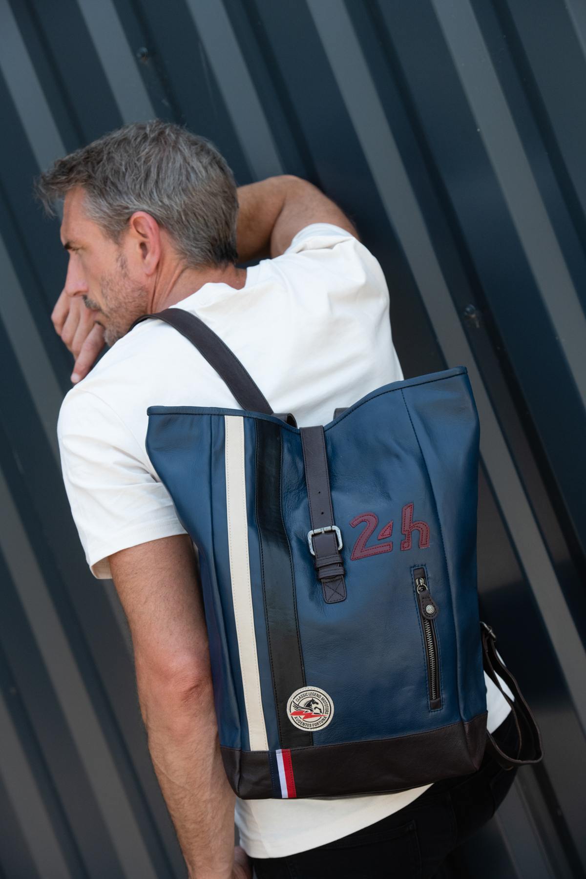 Vintage blue leather backpack - Image n°3