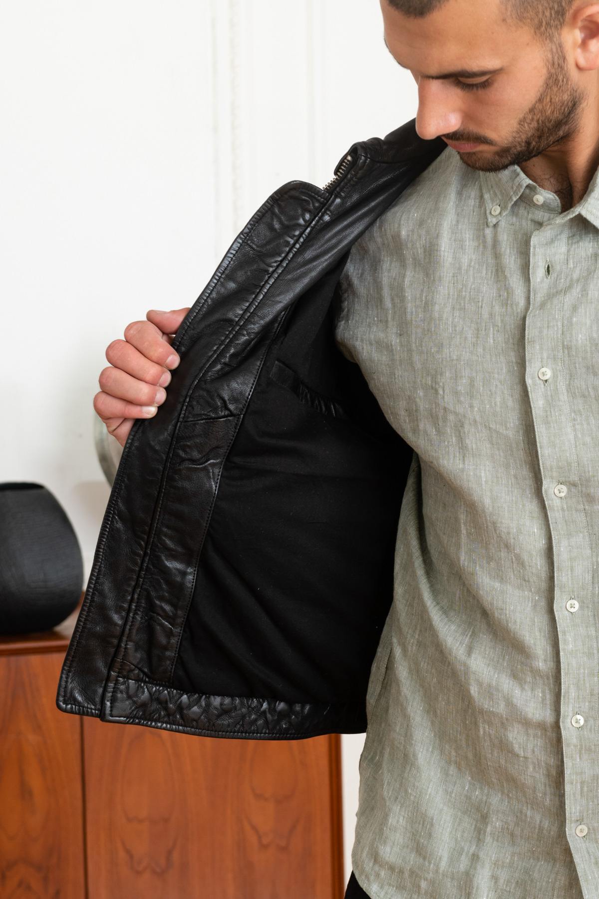 Ecofriendly black leather shirt collar jacket - Image n°4