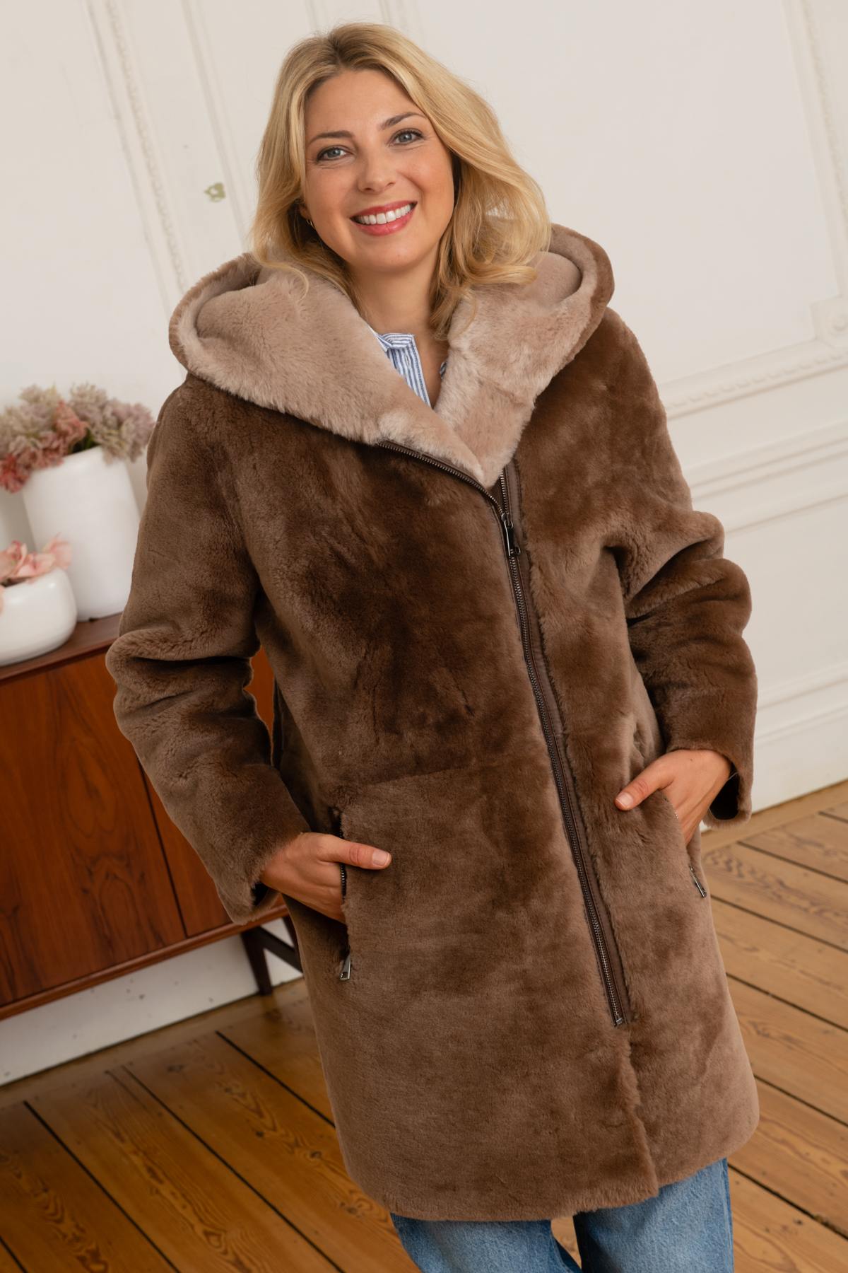 Brown fur coat - Image n°6