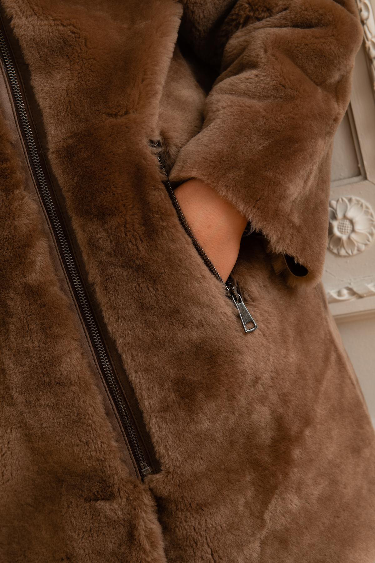 Brown fur coat - Image n°8