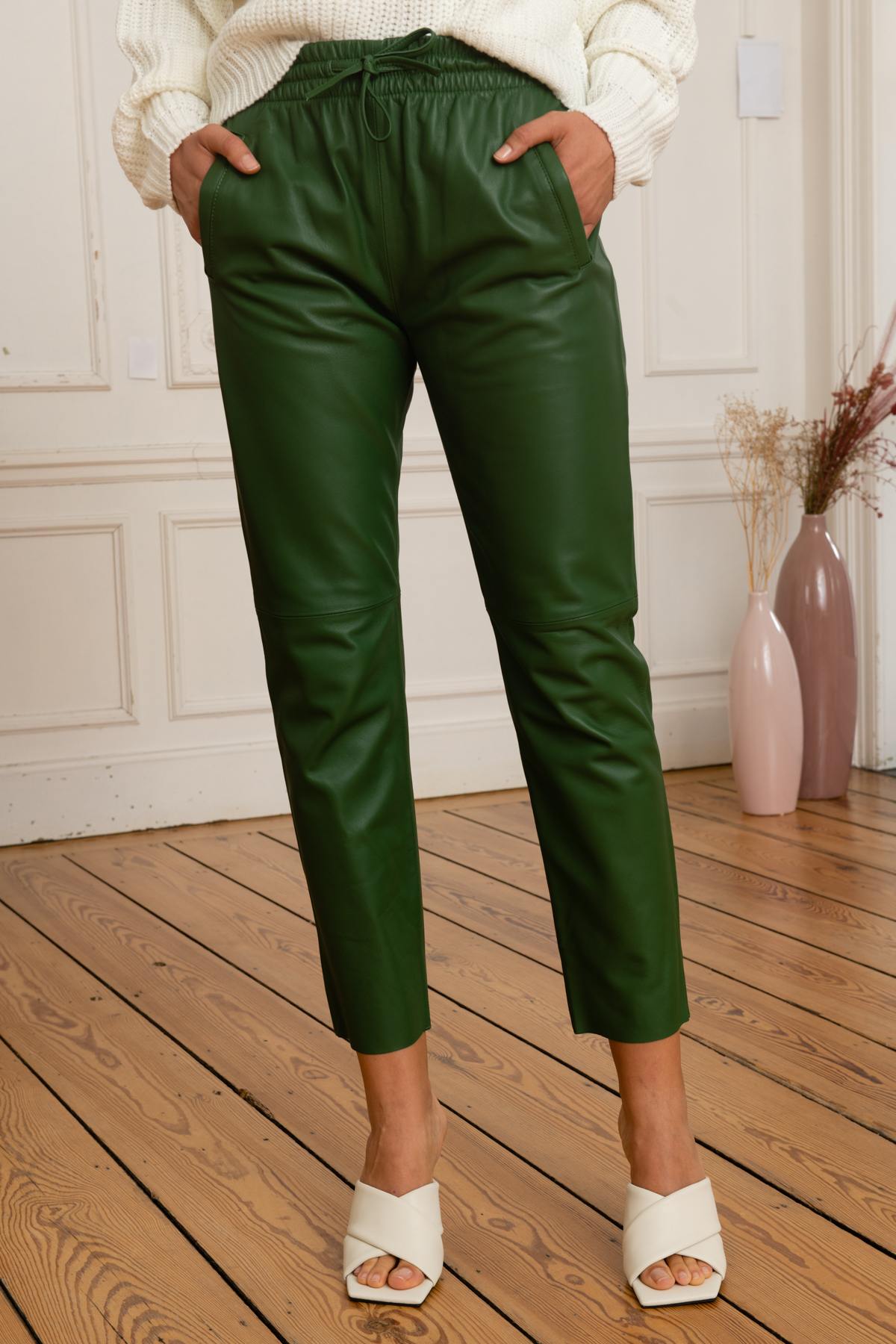 Emerald green leather jogging style pants - Image n°3