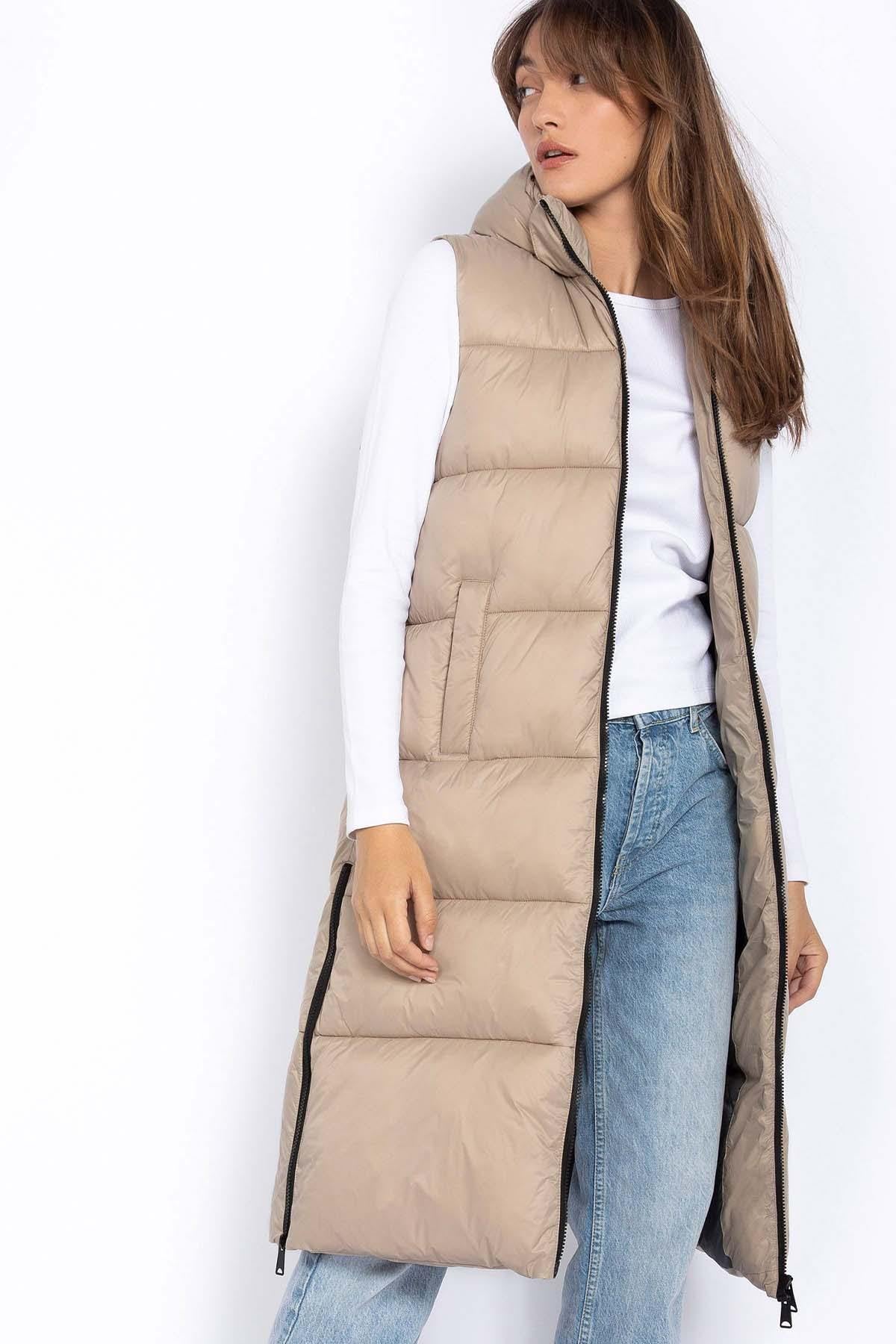 Women's extra long sleeveless down jacket in beige recycled nylon - Image n°2