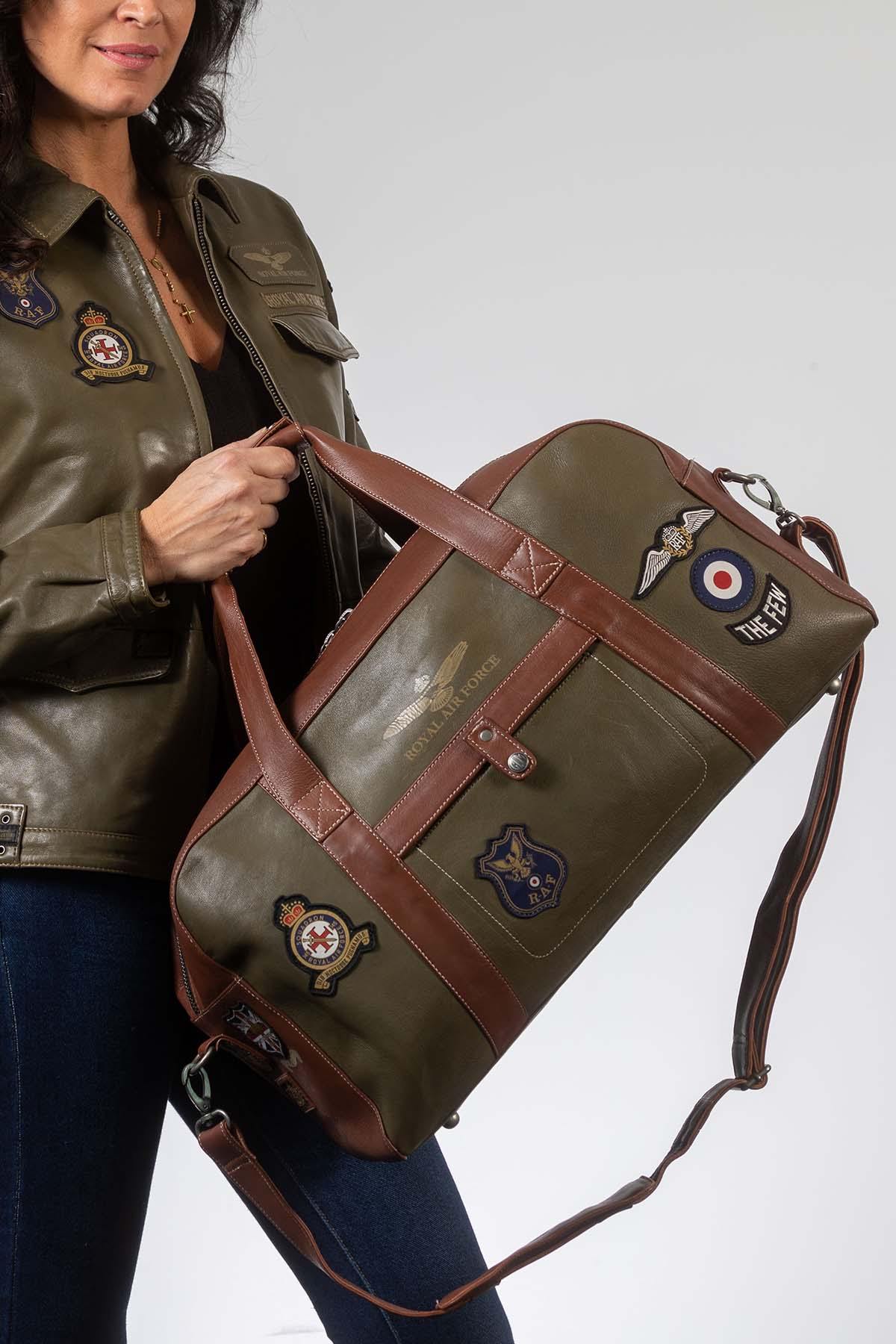 Dark khaki leather travel bag with patches - Image n°1