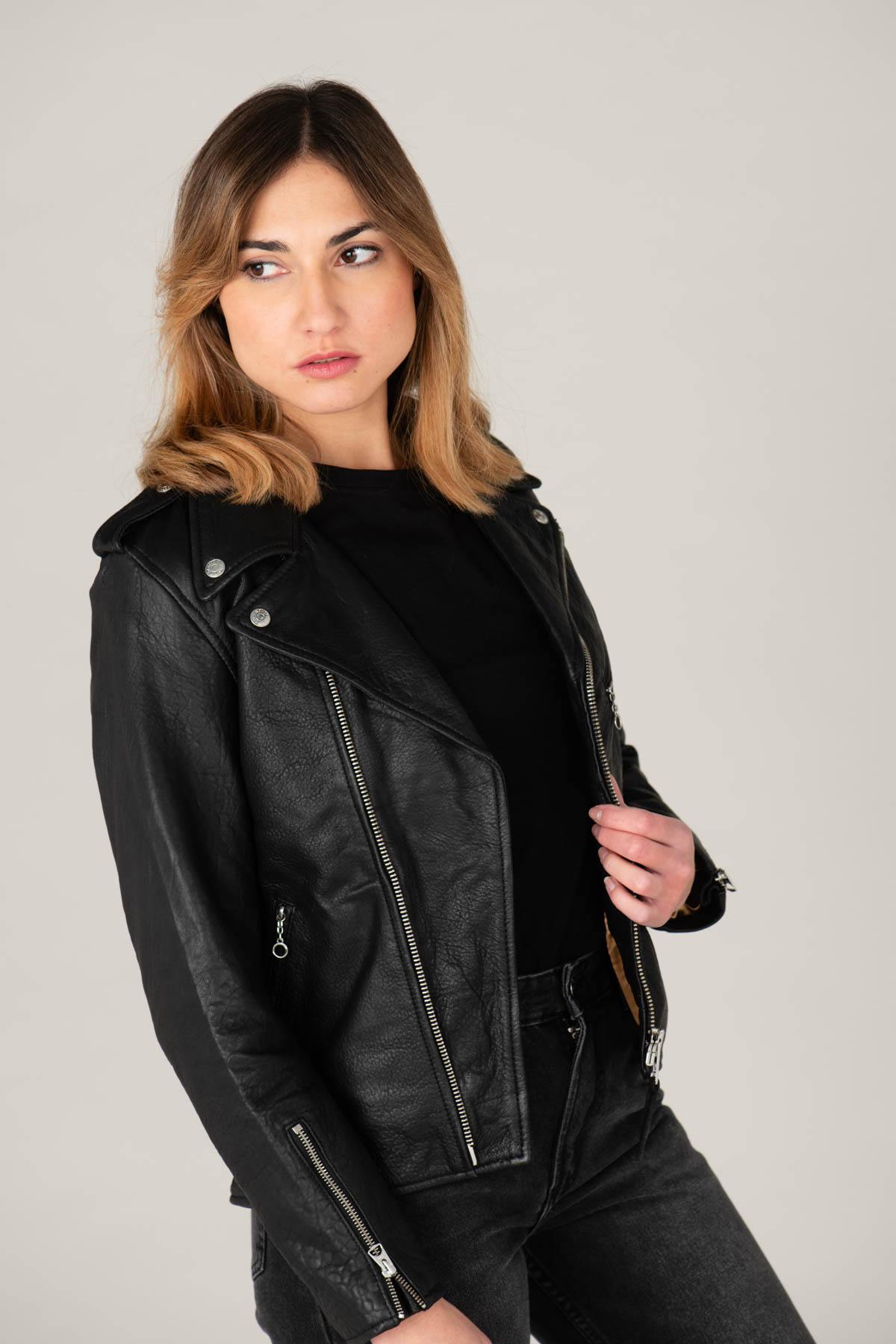 Women's black leather perfecto with grainy look - Image n°4