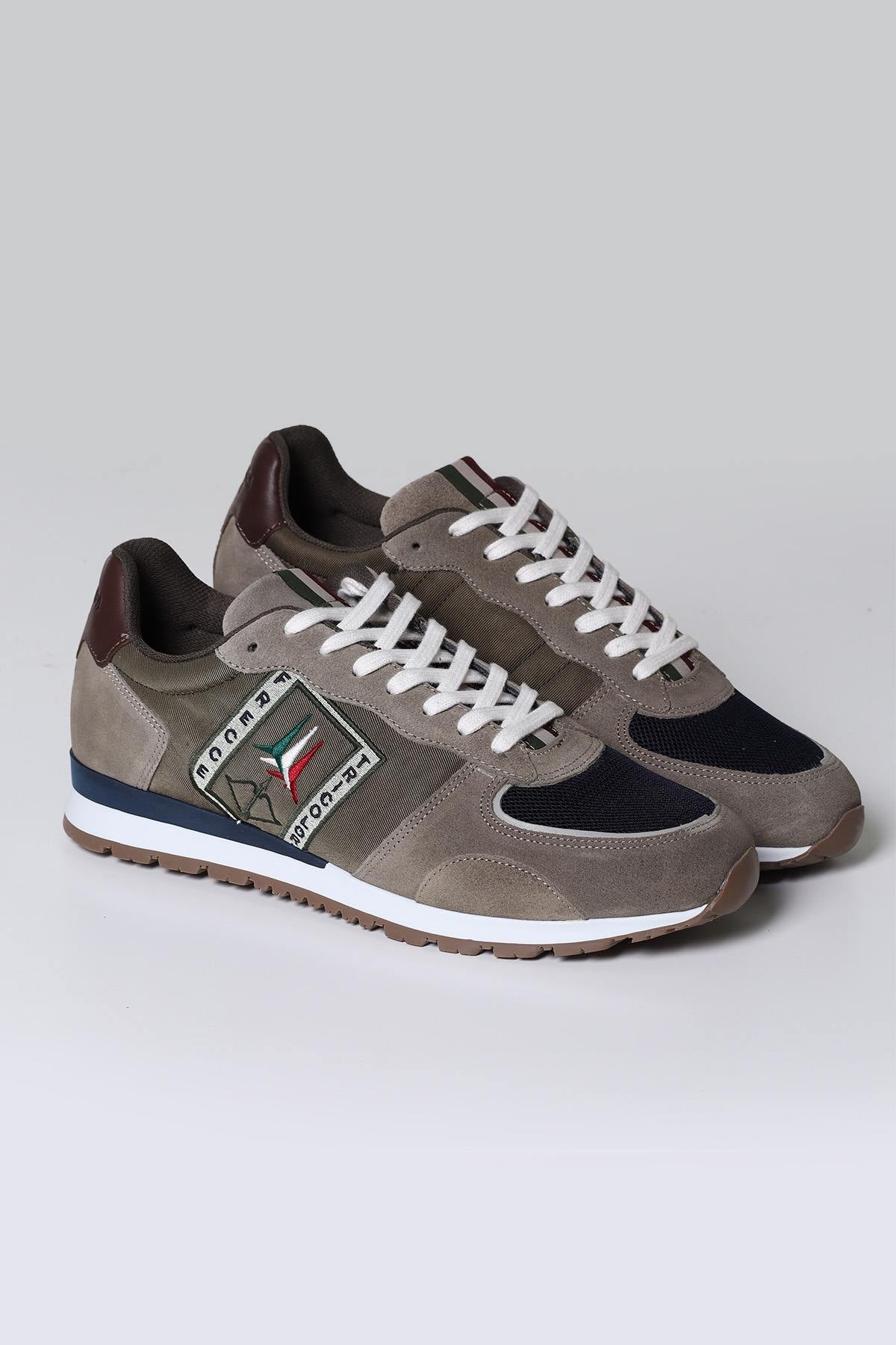 Textile sneakers with aeronautical badge - Image n°1