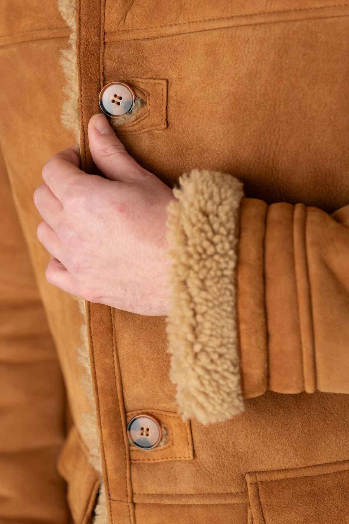 Elegant mustard-colored suede leather coat - Image n°3