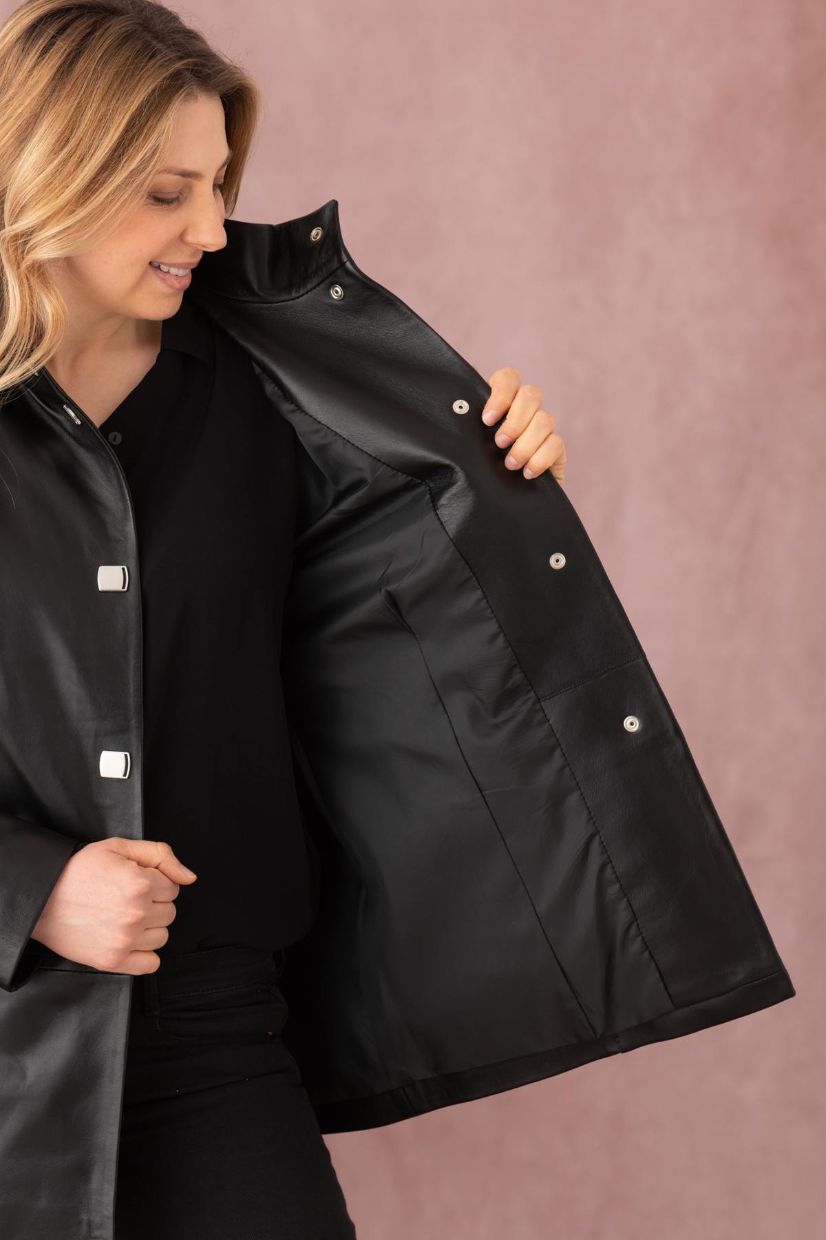 Elegant black pearl leather jacket for women - Image n°9