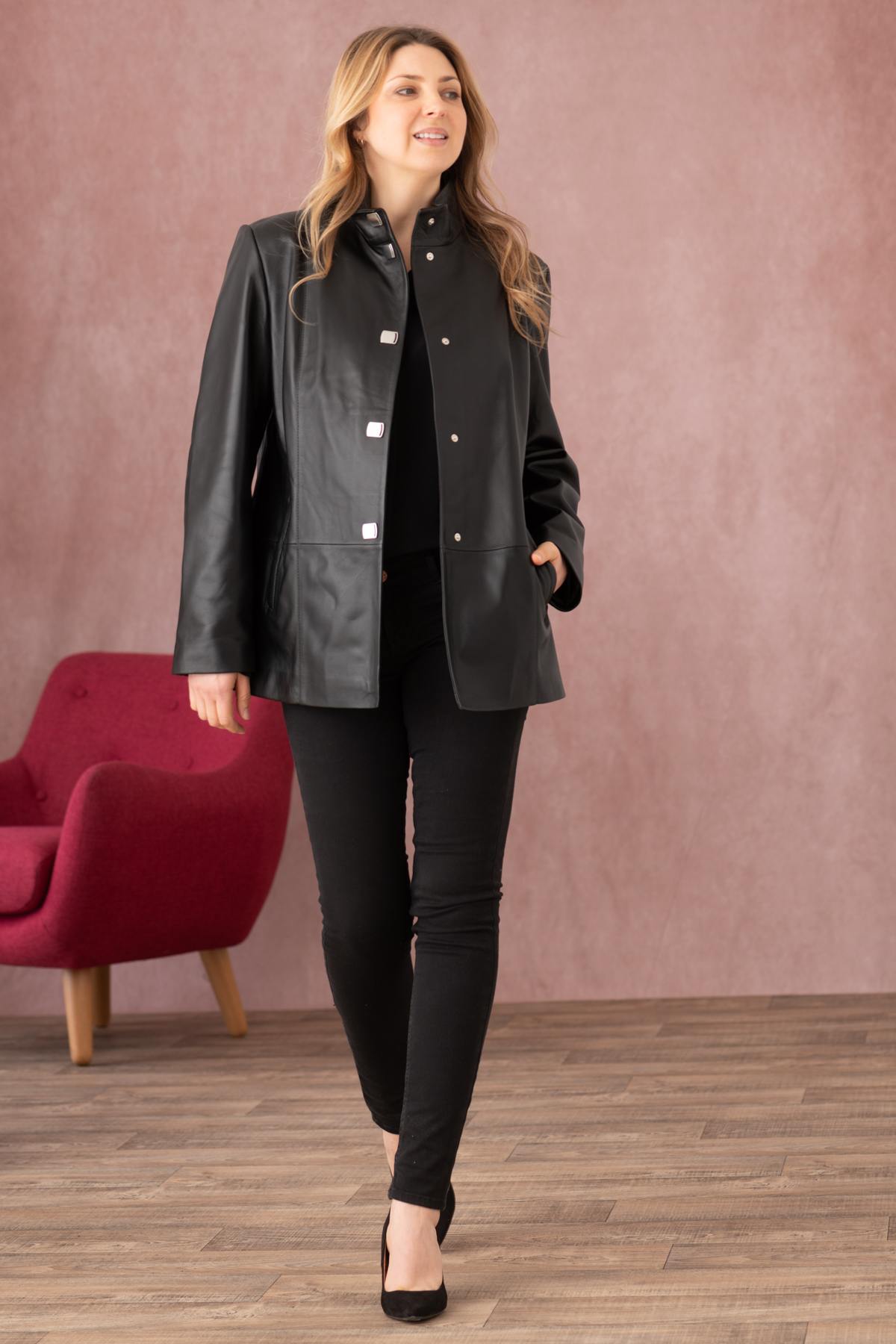 Elegant black pearl leather jacket for women - Image n°3