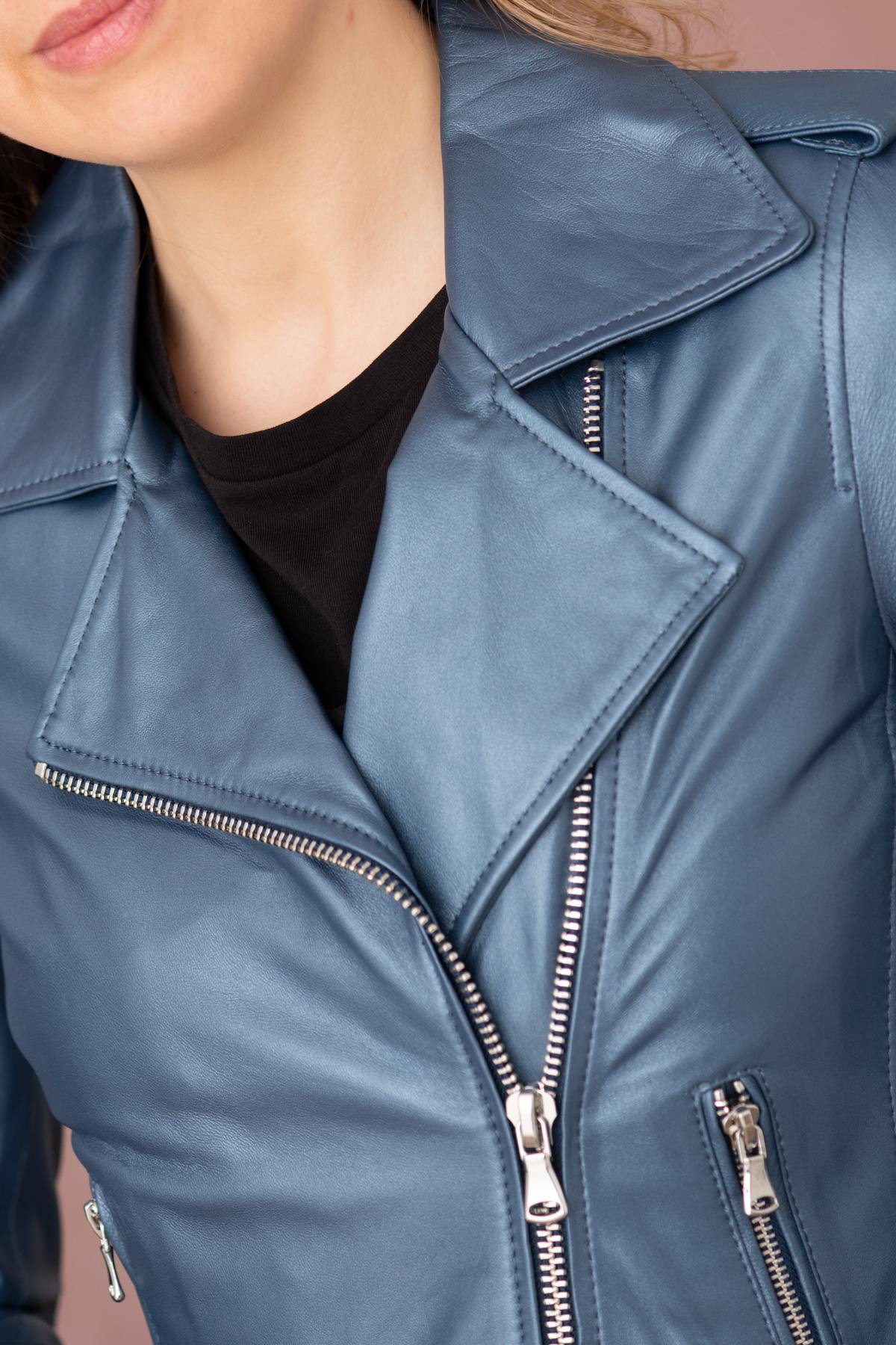 Cobalt-colored leather perfecto with metallic effect - Image n°5