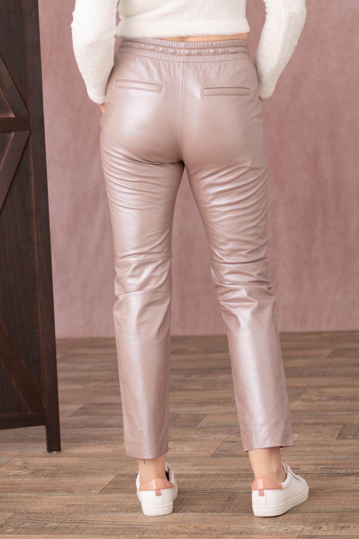 Casual nude-colored leather joggers with metallic effect - Image n°3