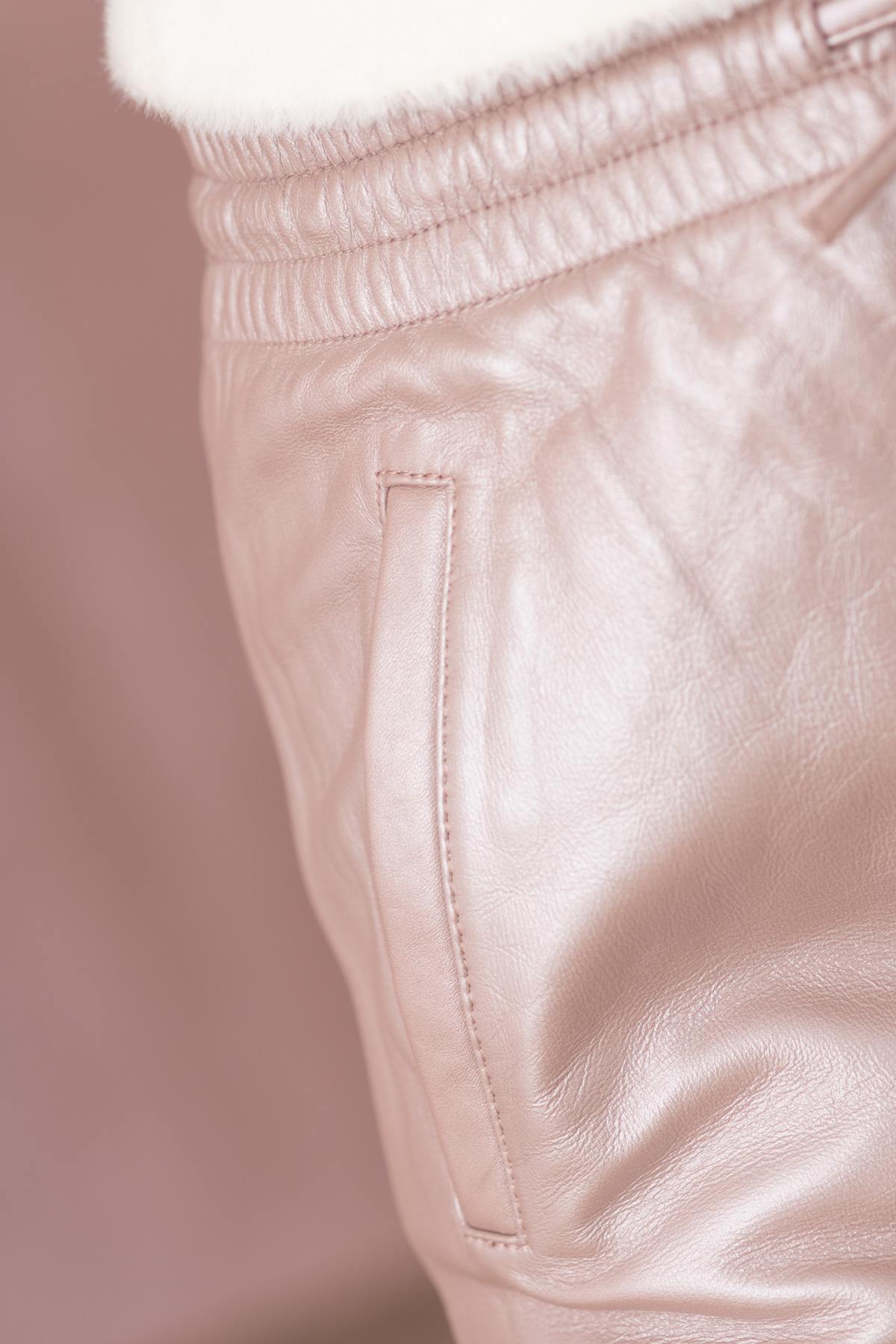 Casual nude-colored leather joggers with metallic effect - Image n°11