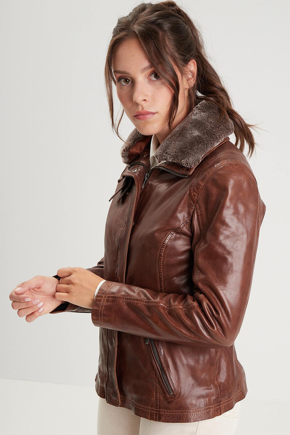 Leather jacket with stand-up collar and removable fur in bison color - Image n°6