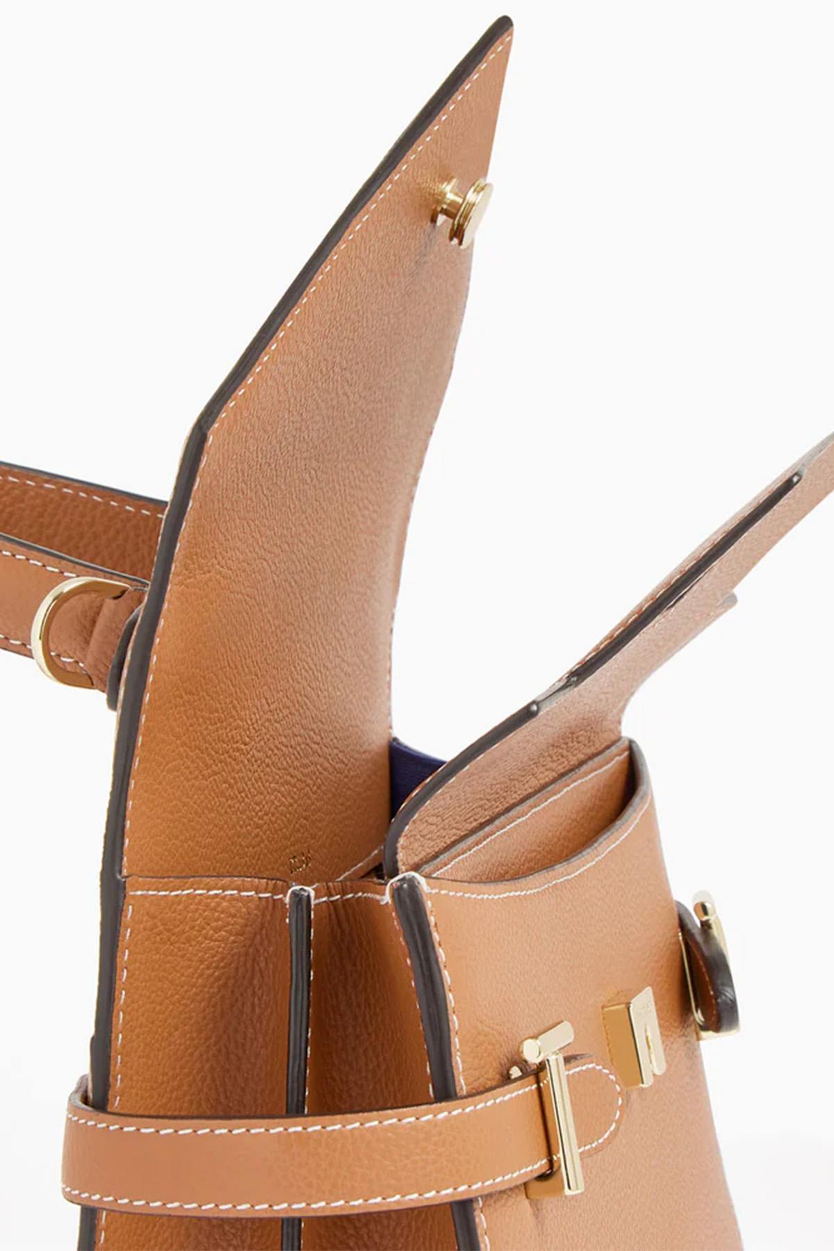 Elegant tan leather handbag for women - Image n°8