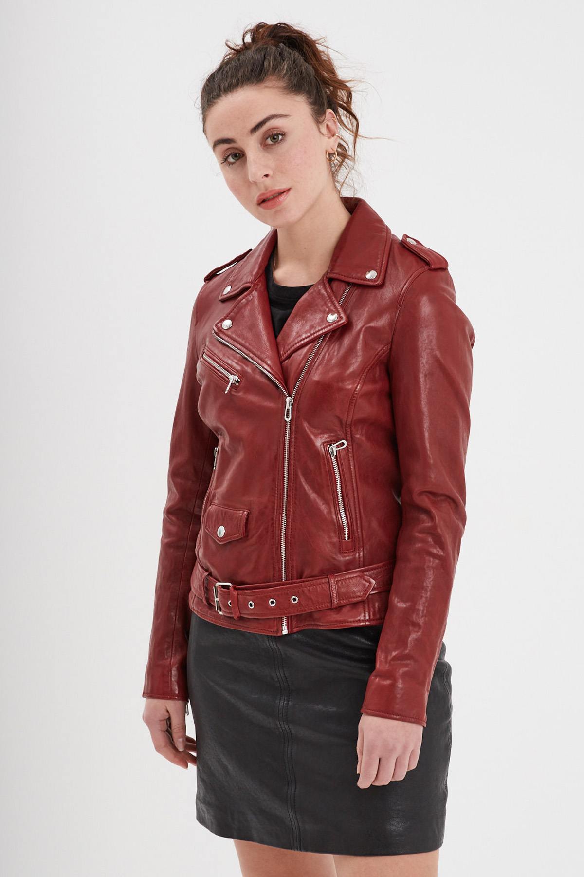 Biker style leather jacket in chili red color - Image n°4