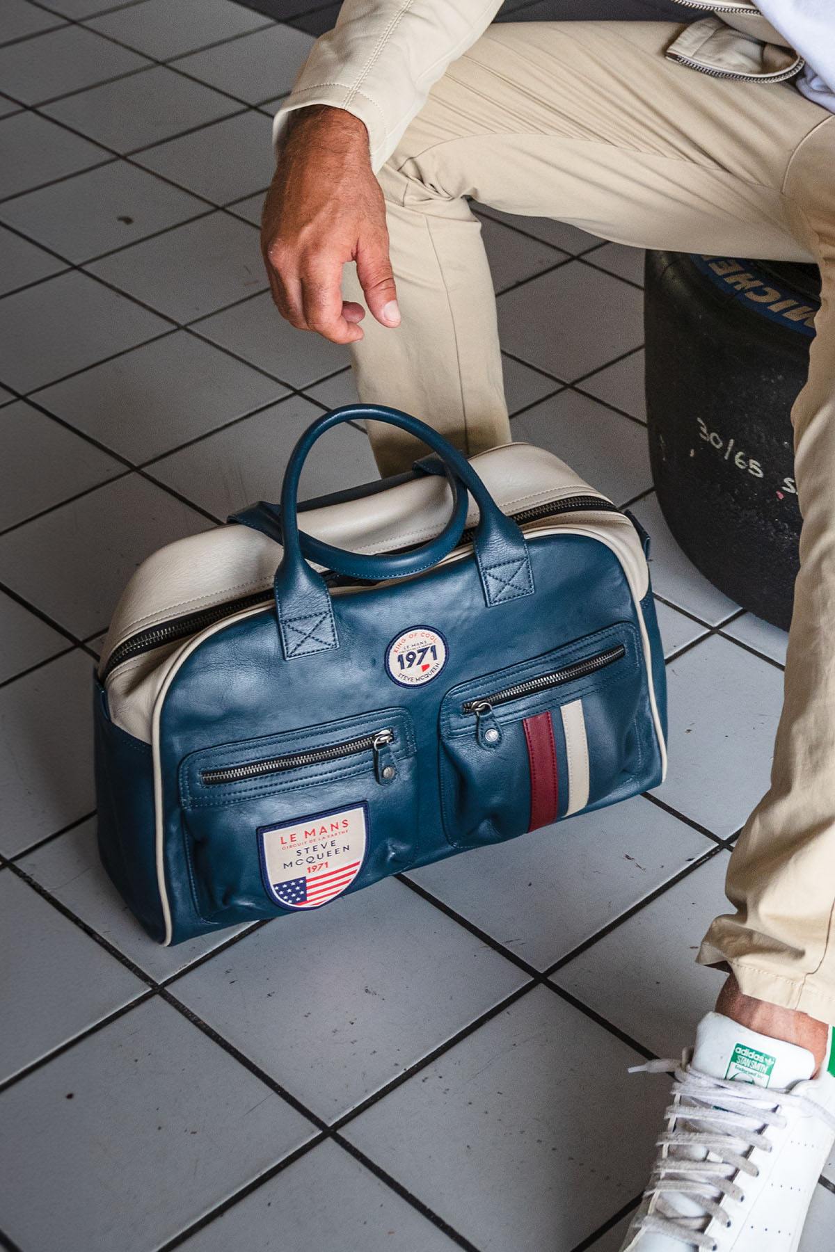 Men's royal blue racing leather travel bag - Image n°1