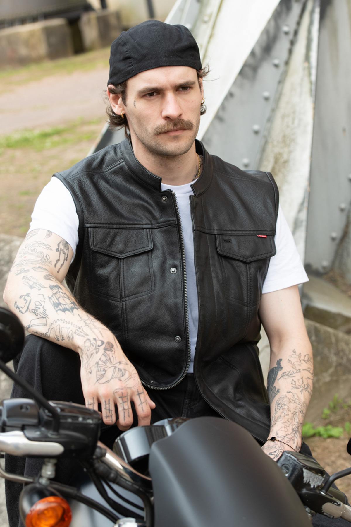 Cafe racer type leather biker vest - Image n°8