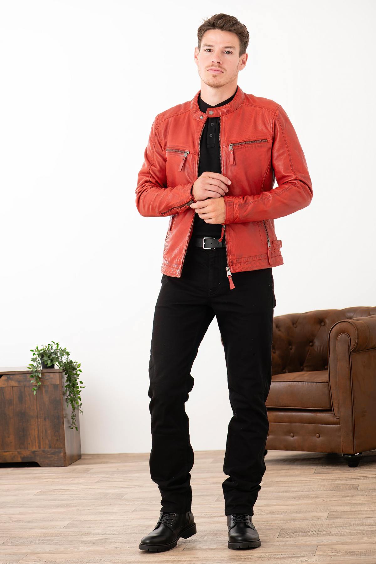 Close-fitting red leather jacket - Image n°10