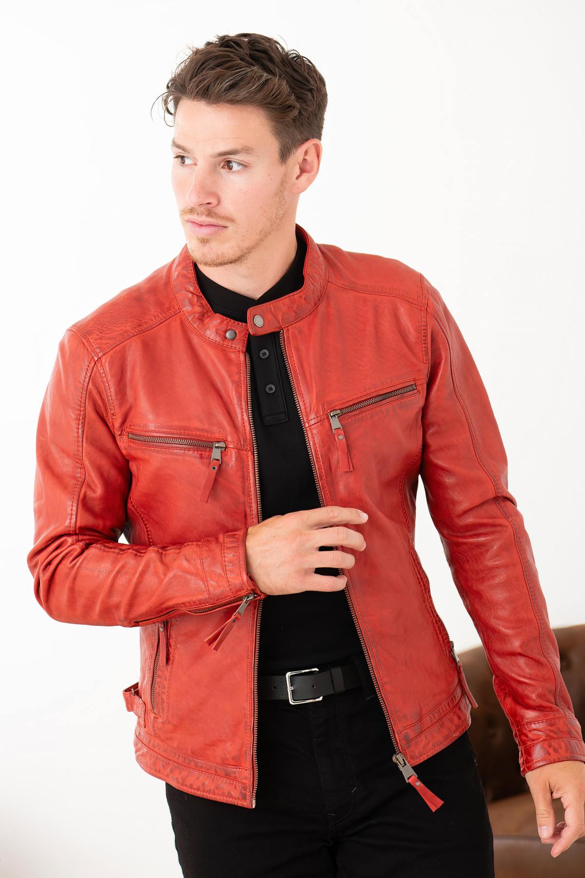 Close-fitting red leather jacket - Image n°7