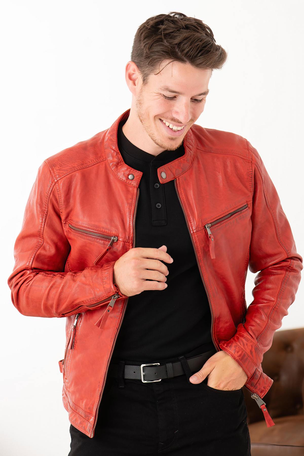 Close-fitting red leather jacket - Image n°3