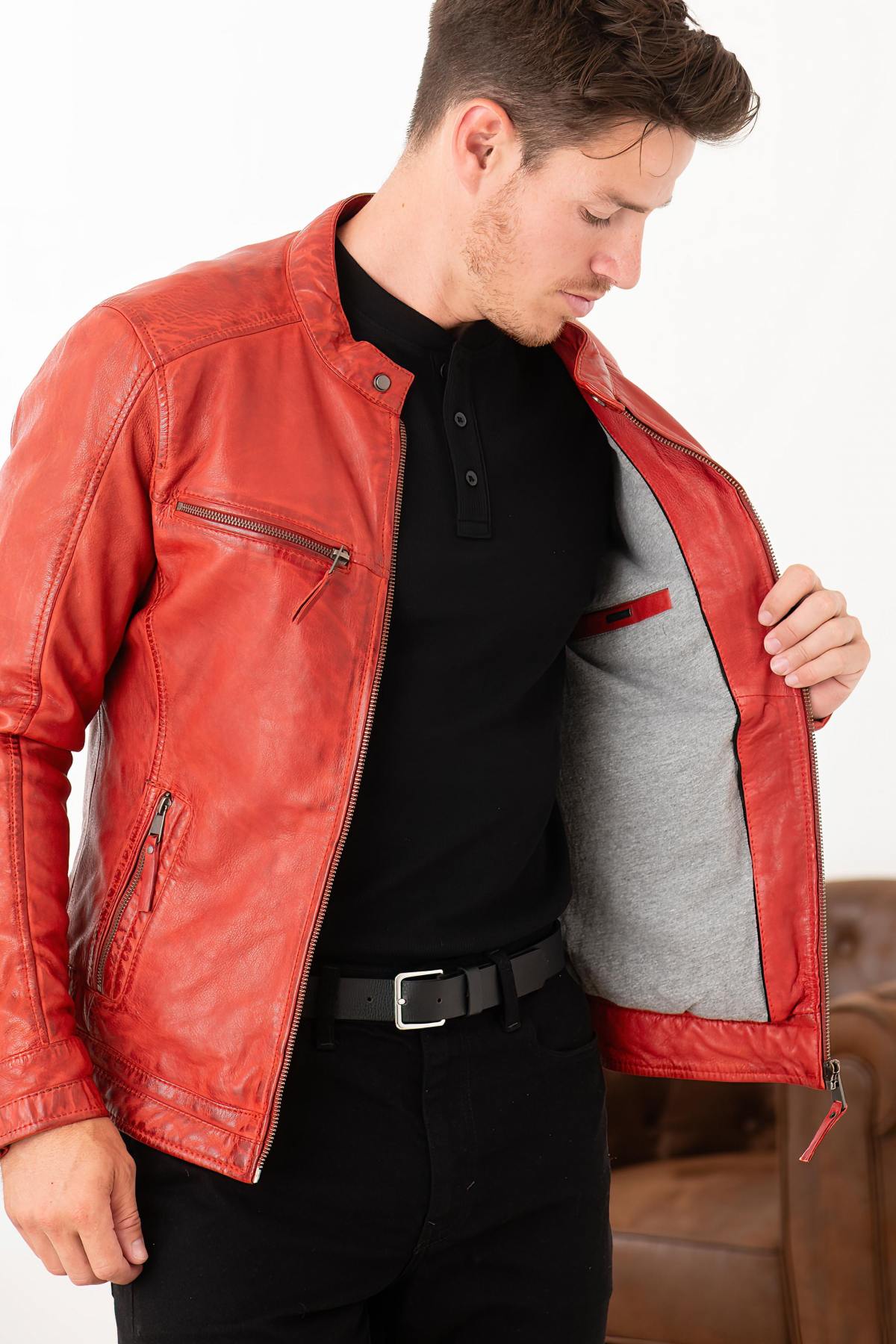 Close-fitting red leather jacket - Image n°8