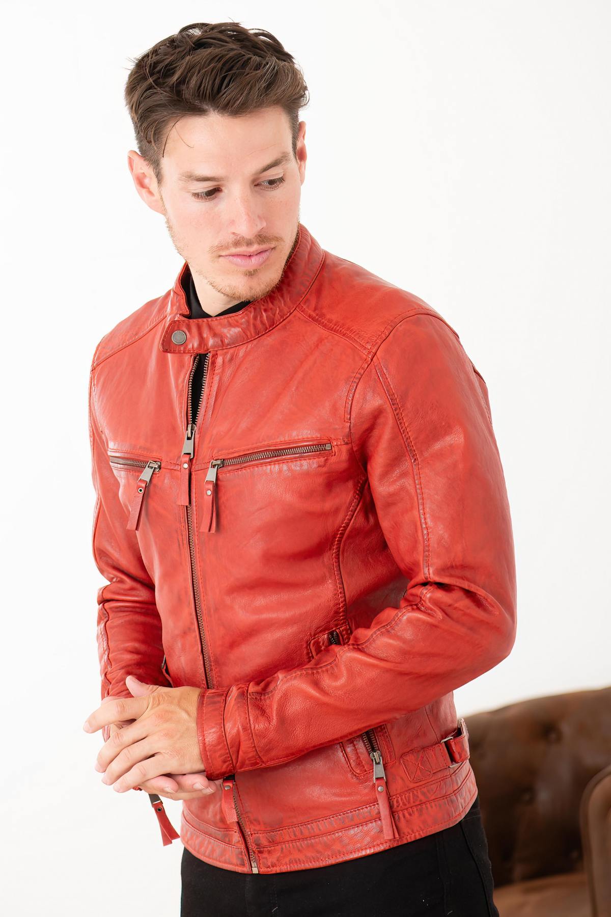 Close-fitting red leather jacket - Image n°4