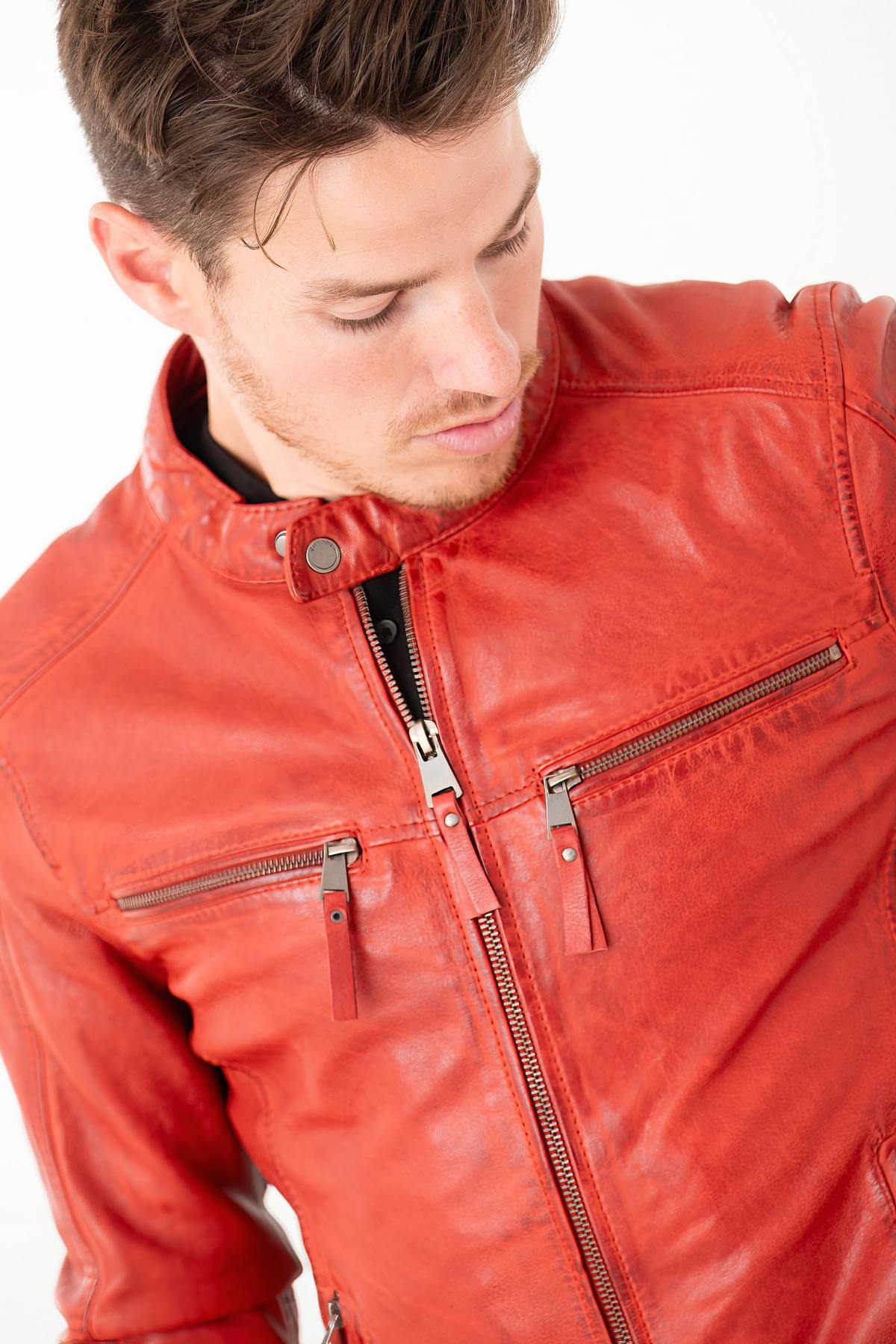 Close-fitting red leather jacket - Image n°5