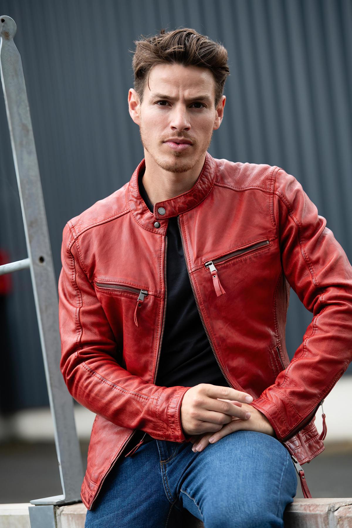 Close-fitting red leather jacket - Image n°1