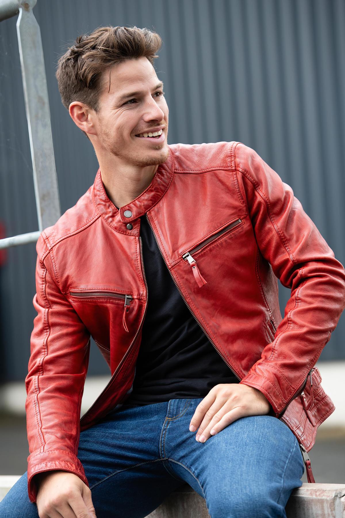 Close-fitting red leather jacket - Image n°2