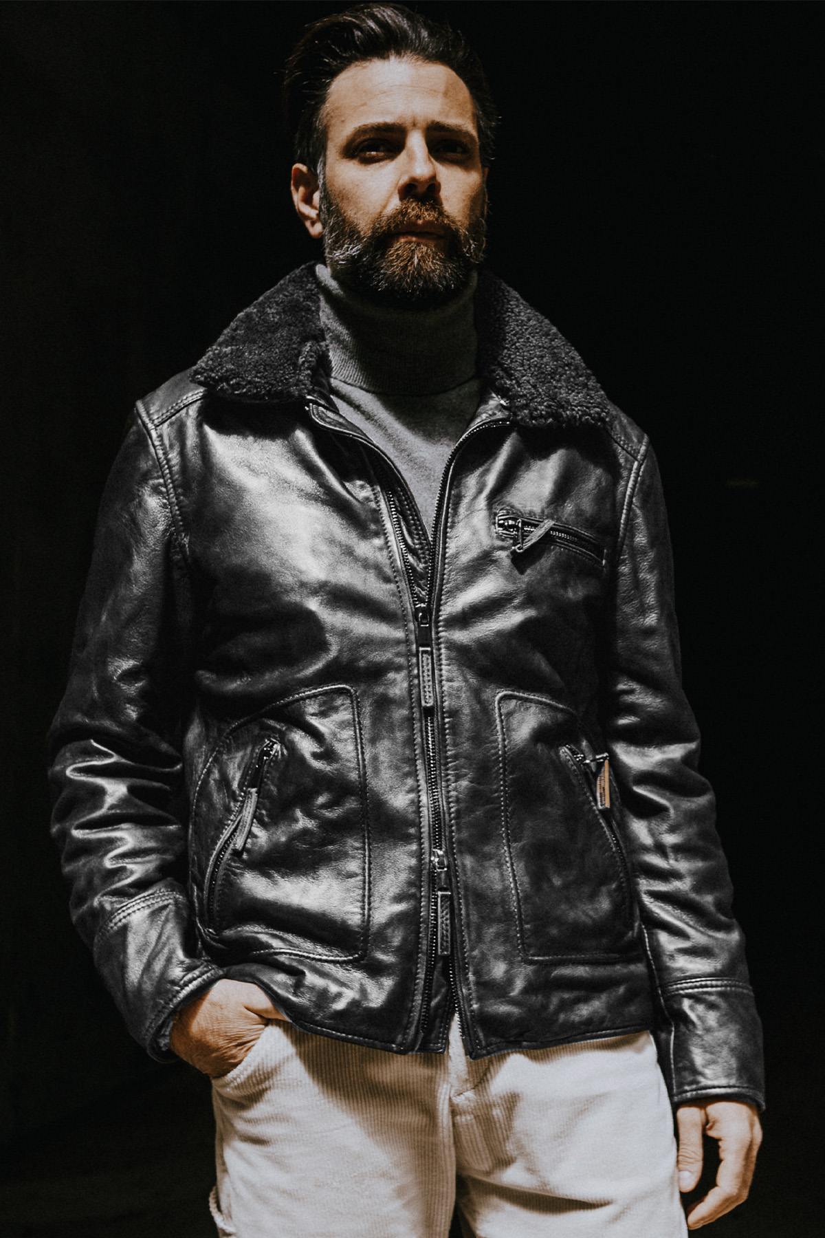 Vintage Black Leather Bomber Jacket - Image n°4