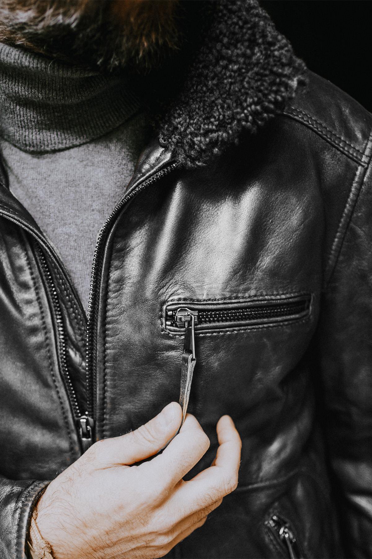 Vintage Black Leather Bomber Jacket - Image n°5