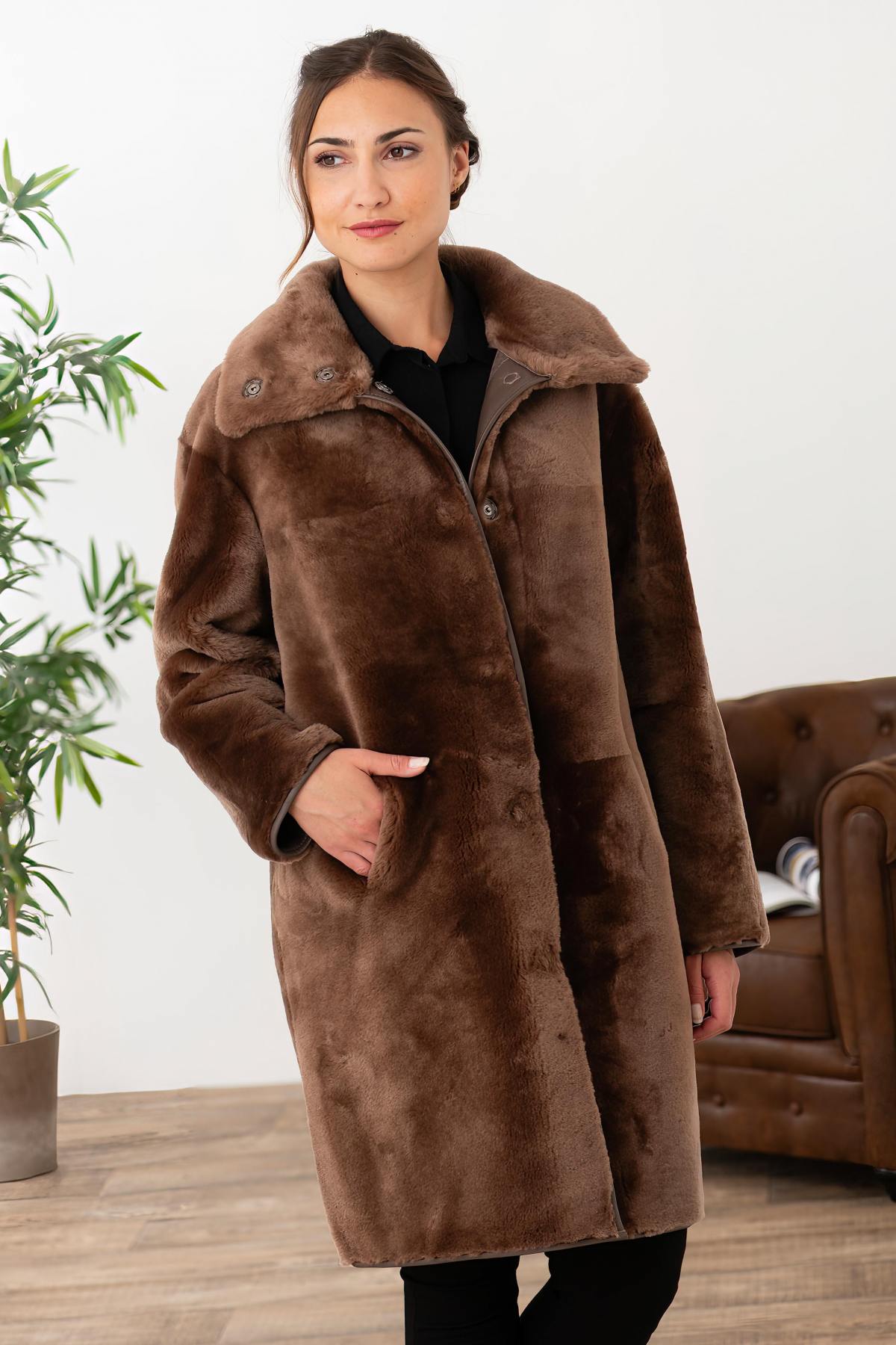 Reversible taupe-coloured sheepskin coat - Image n°8