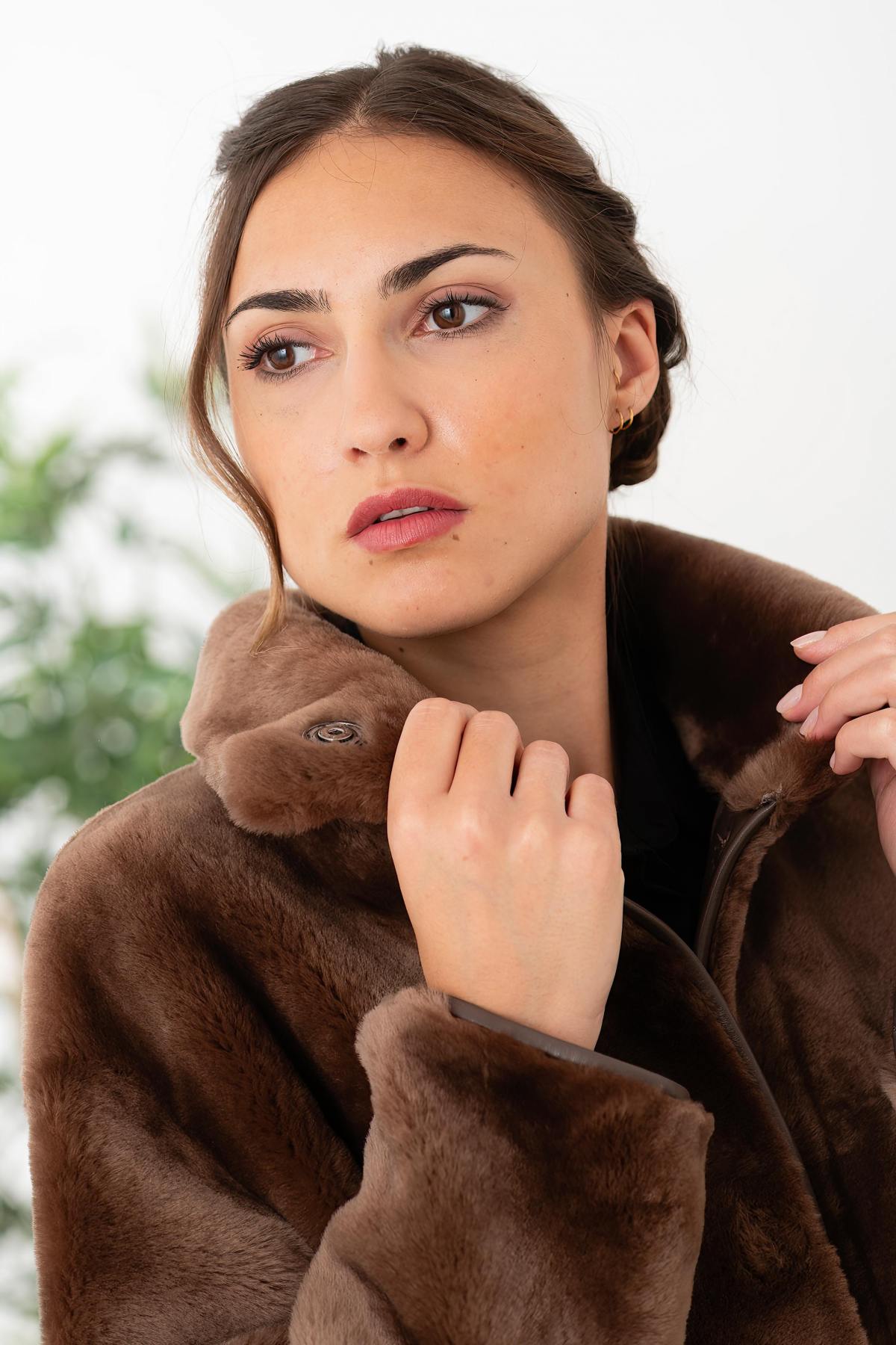 Reversible taupe-coloured sheepskin coat - Image n°10