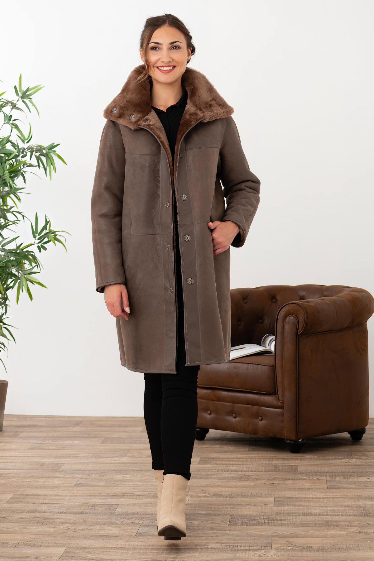 Reversible taupe-coloured sheepskin coat - Image n°7