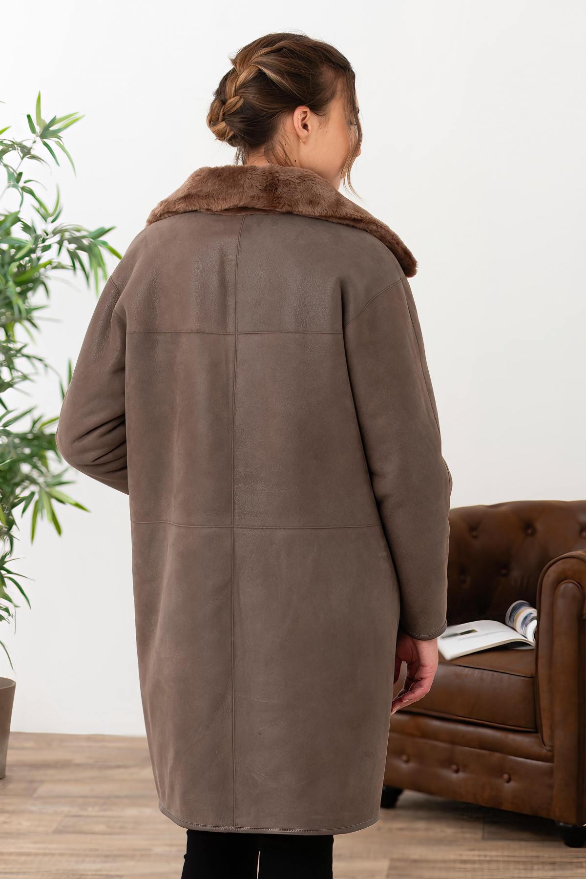 Reversible taupe-coloured sheepskin coat - Image n°5