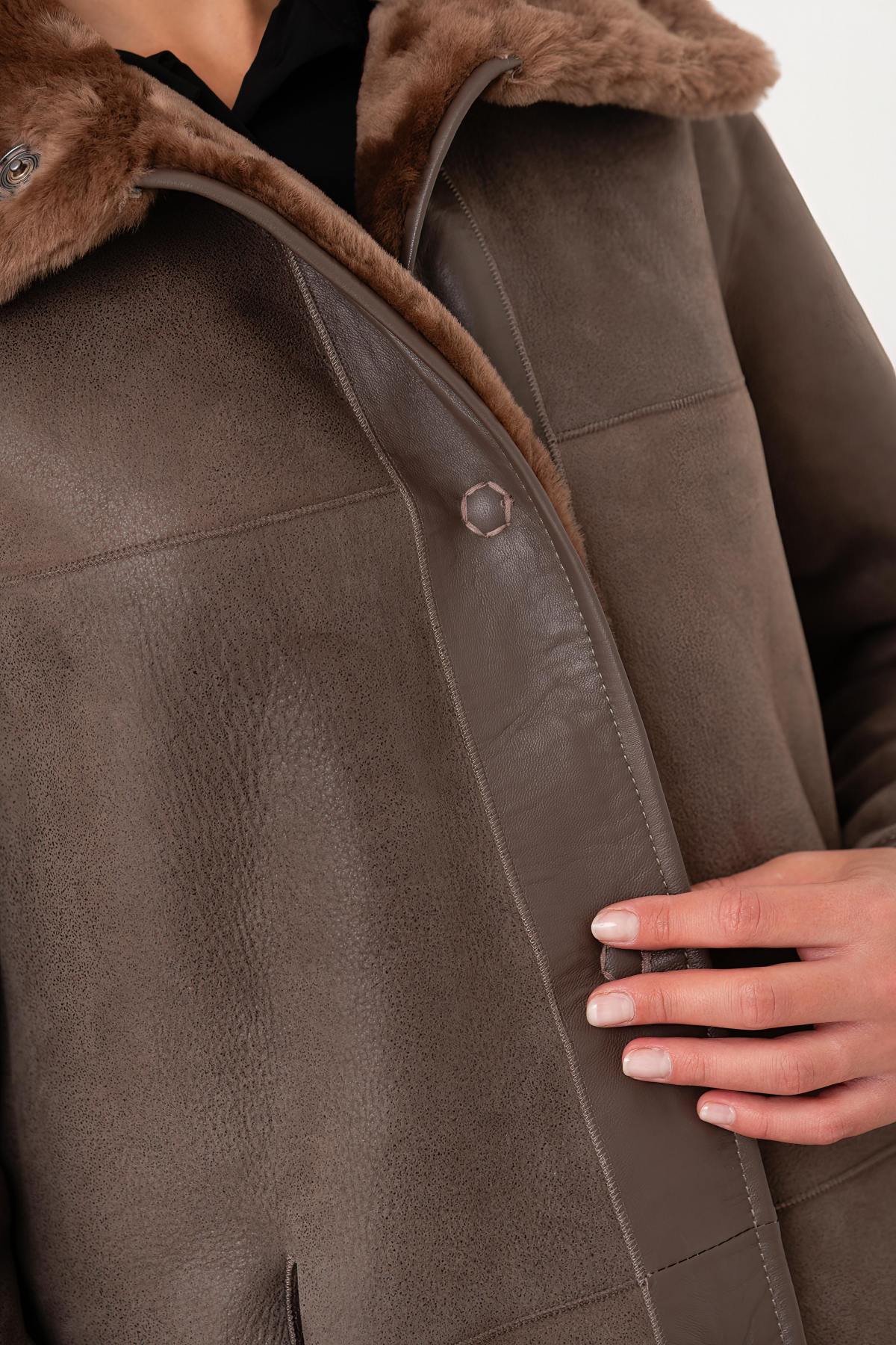 Reversible taupe-coloured sheepskin coat - Image n°6